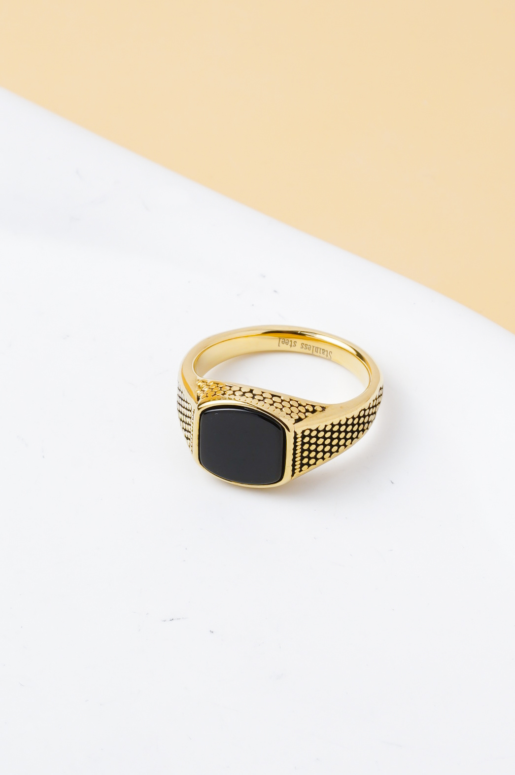 Wholesaler Ceramik - Men's stainless steel signet ring with textured black stone – color of your choice – sizes US 5–11 (FR 49–65)