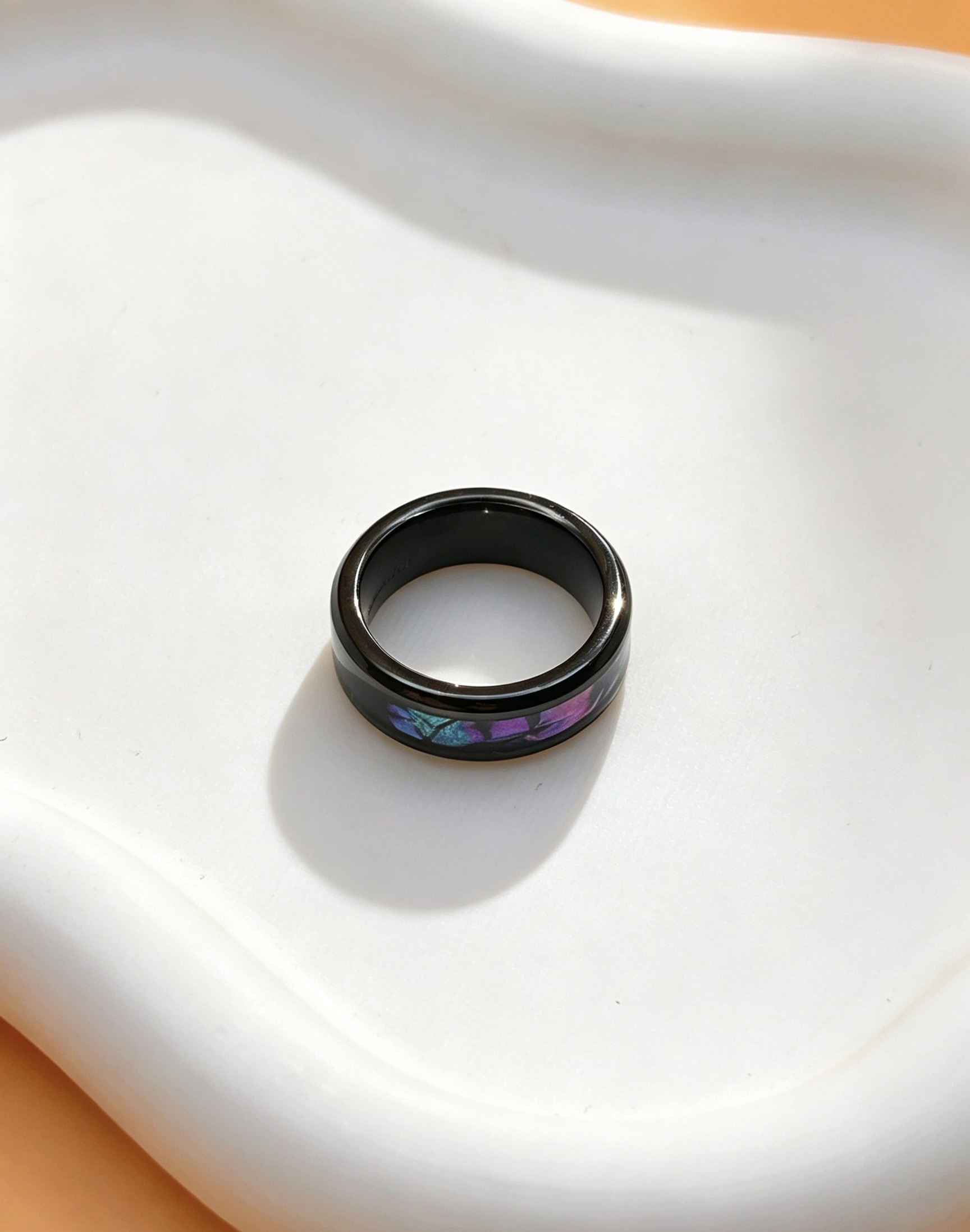 Grossiste Ceramik - Bague Anneau Noir & Nacre d'Abalone Violette : L'Élégance Captivante