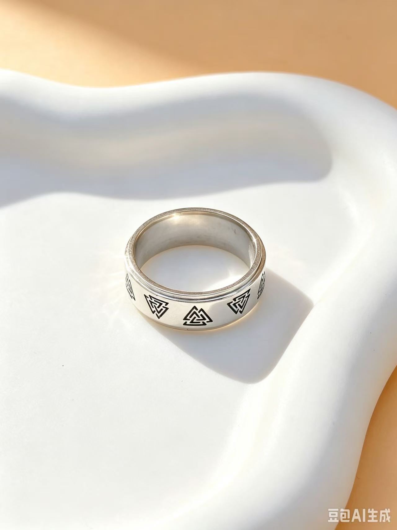 Grossiste Ceramik - Bague tournante Valknut acier inoxydable argenté | Modèle unisexe symbole nordique Grossiste Ceramik - Bague tournante Valknut acier inoxydable argenté | Modèle unisexe symbole nordique
