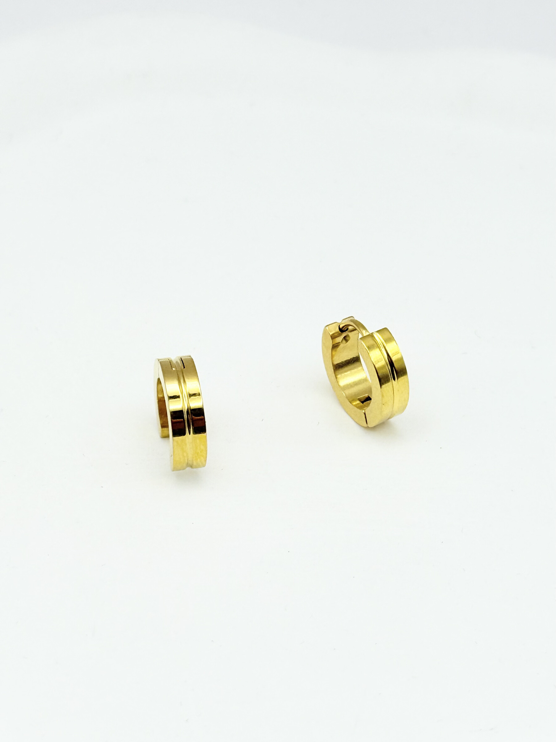 Grossiste Ceramik - Boucles d’oreilles dorées avec rainure centrale – Acier inoxydable (14 mm)