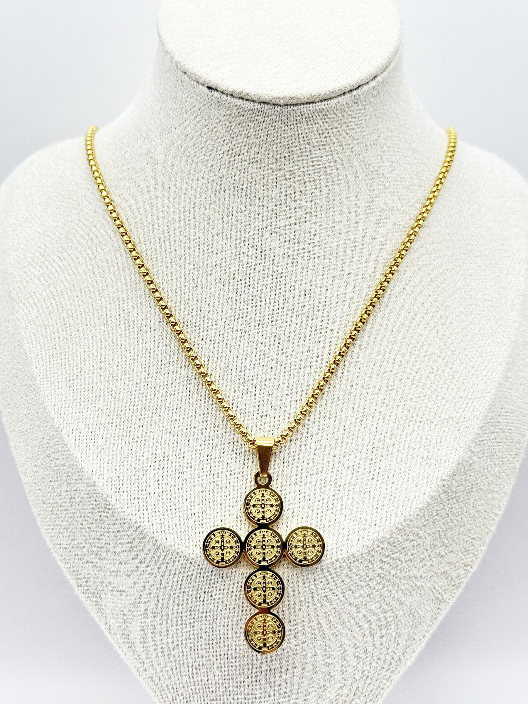 Grossiste Ceramik - Collier croix médailles en acier inoxydable st benoit