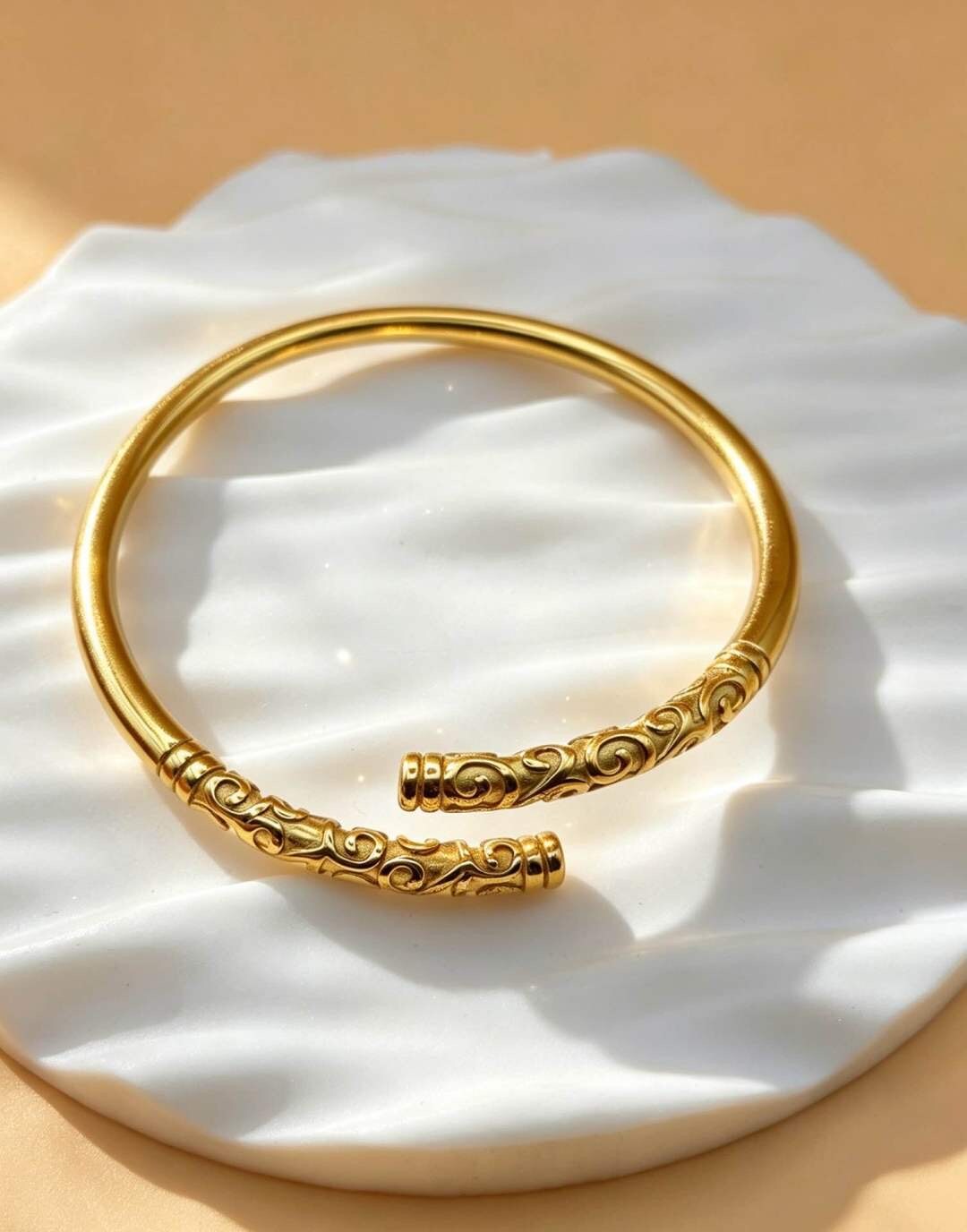 Großhändler Ceramik - Offener Armreif mit Gravierten Wirbelenden im Stil eines Affen-Königszepters