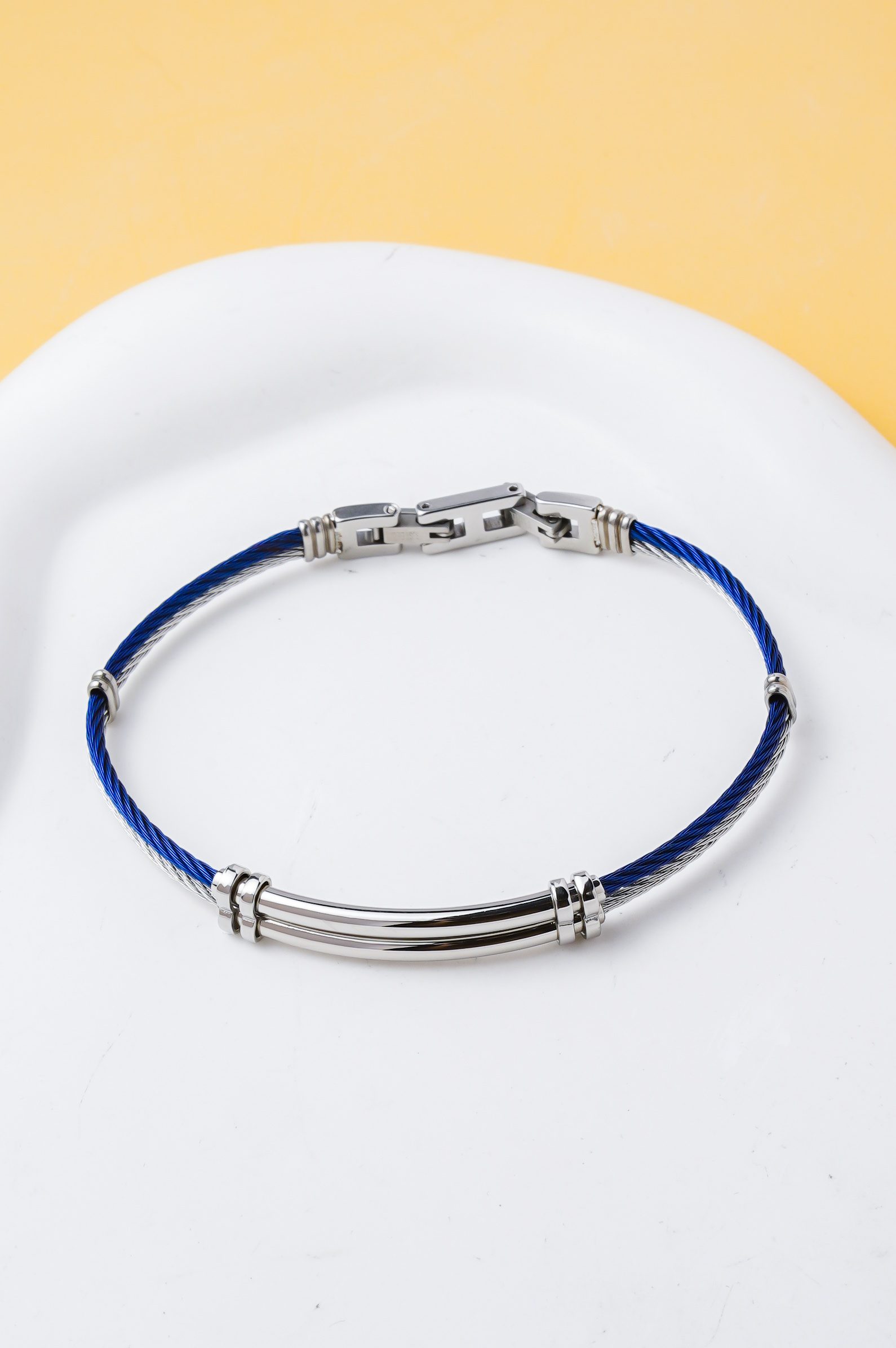 Großhändler Ceramik - Herrenarmband aus blauem Stahlkabel 18 cm modernes maskulines Schmuckstück mit sicherem Verschluss