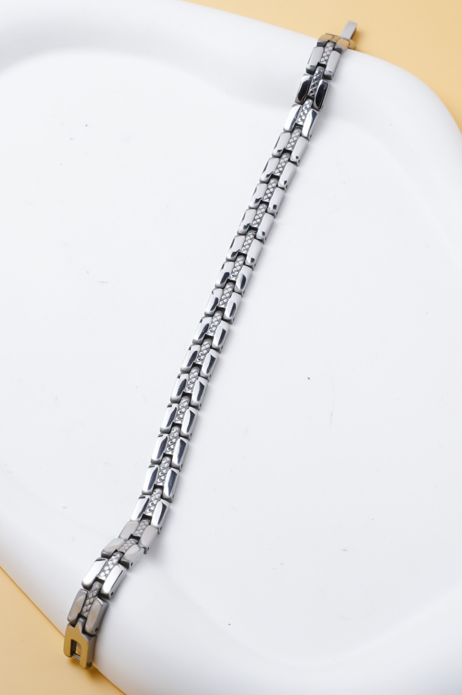 Großhändler Ceramik - Herrenarmband aus silbernem Edelstahl – Kreuzglieder – glatte Mittelplatte – 20 cm