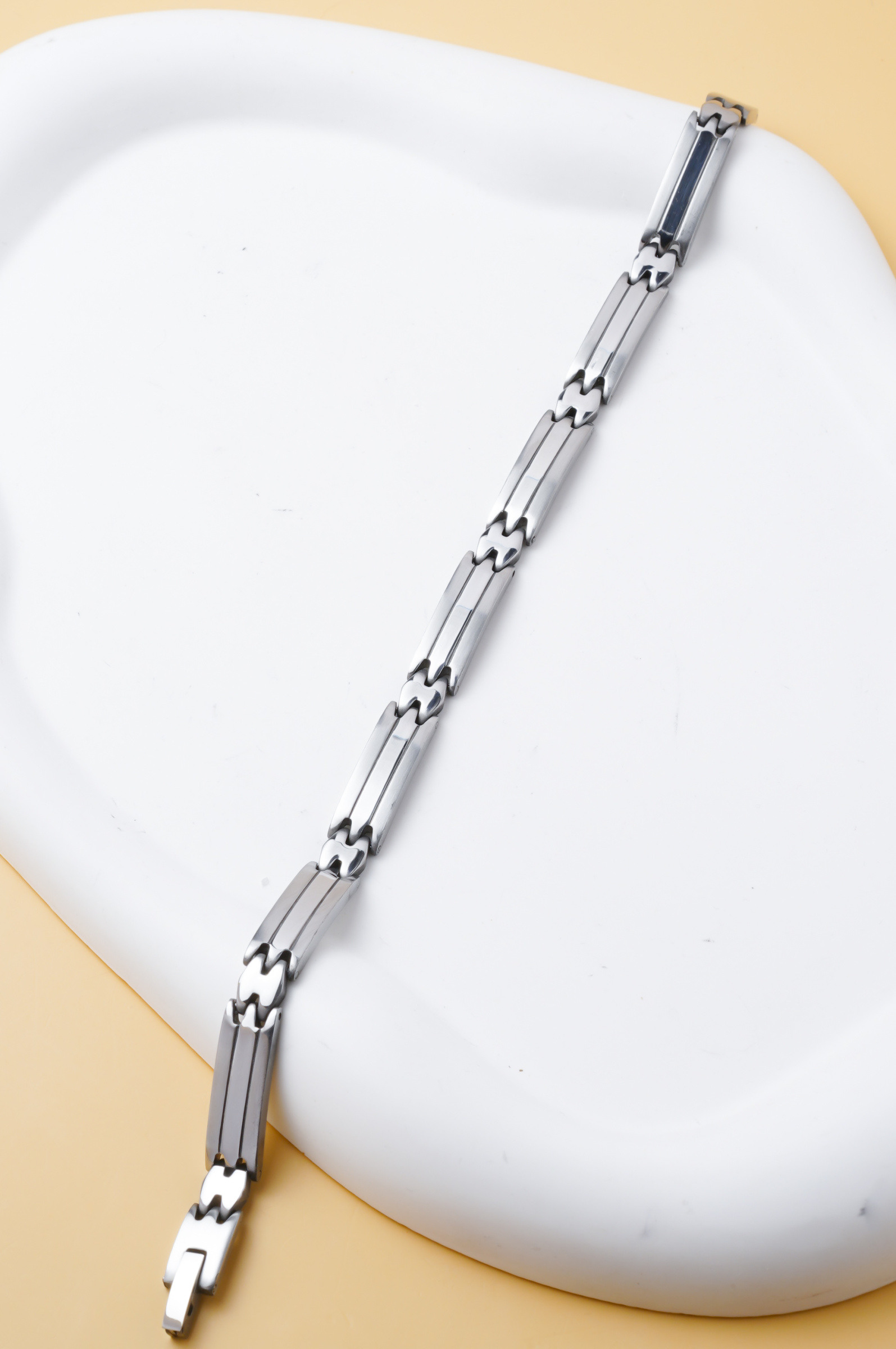 Großhändler Ceramik - Herrenarmband aus silbernem Edelstahl – Moderne breite Glieder mit glatter Mittelplatte, eleganter Stil