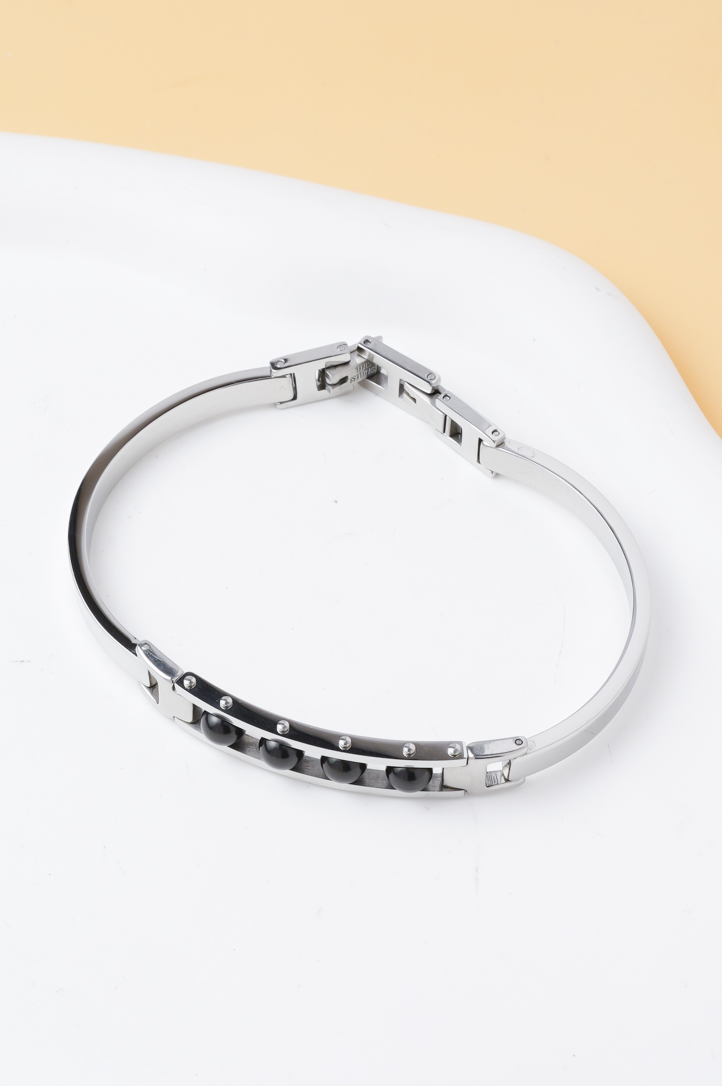Großhändler Ceramik - Herrenarmband aus Edelstahl, aufklappbar – elegant und robust