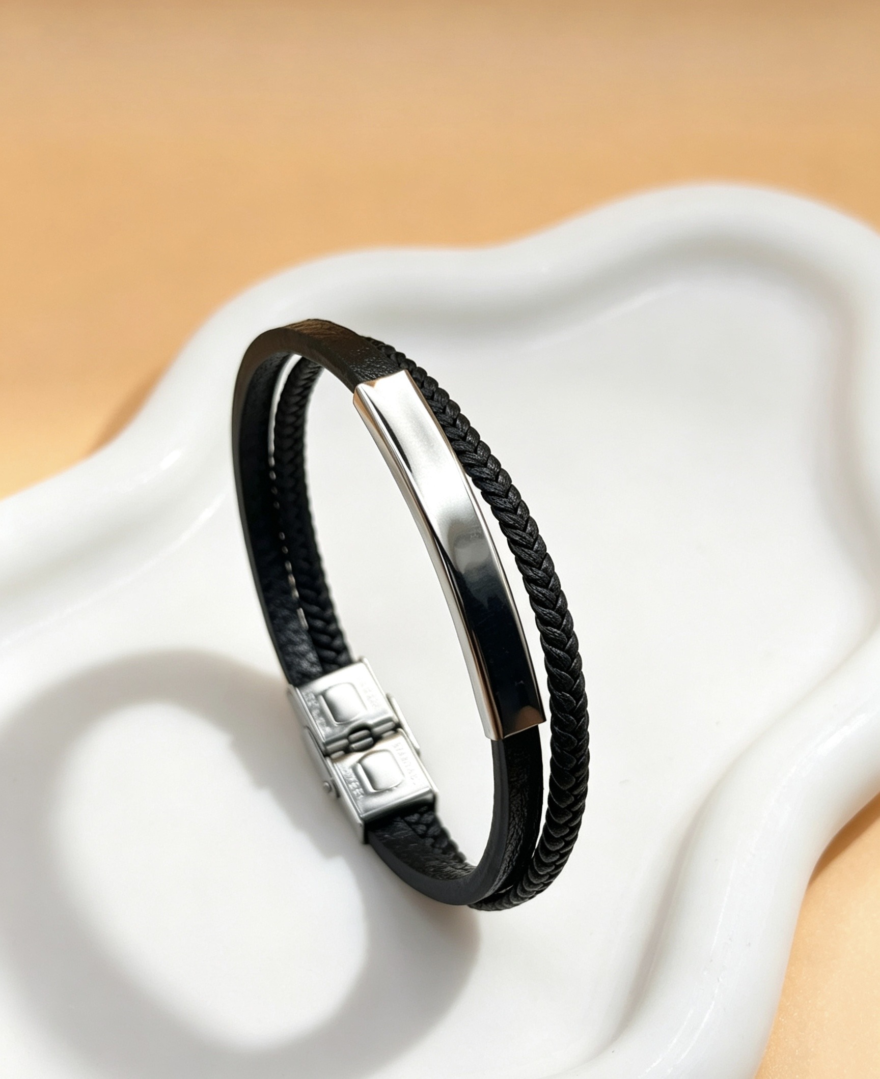 Grossista Ceramik - Bracciale doppio in pelle nera da uomo – Design moderno ed elegante