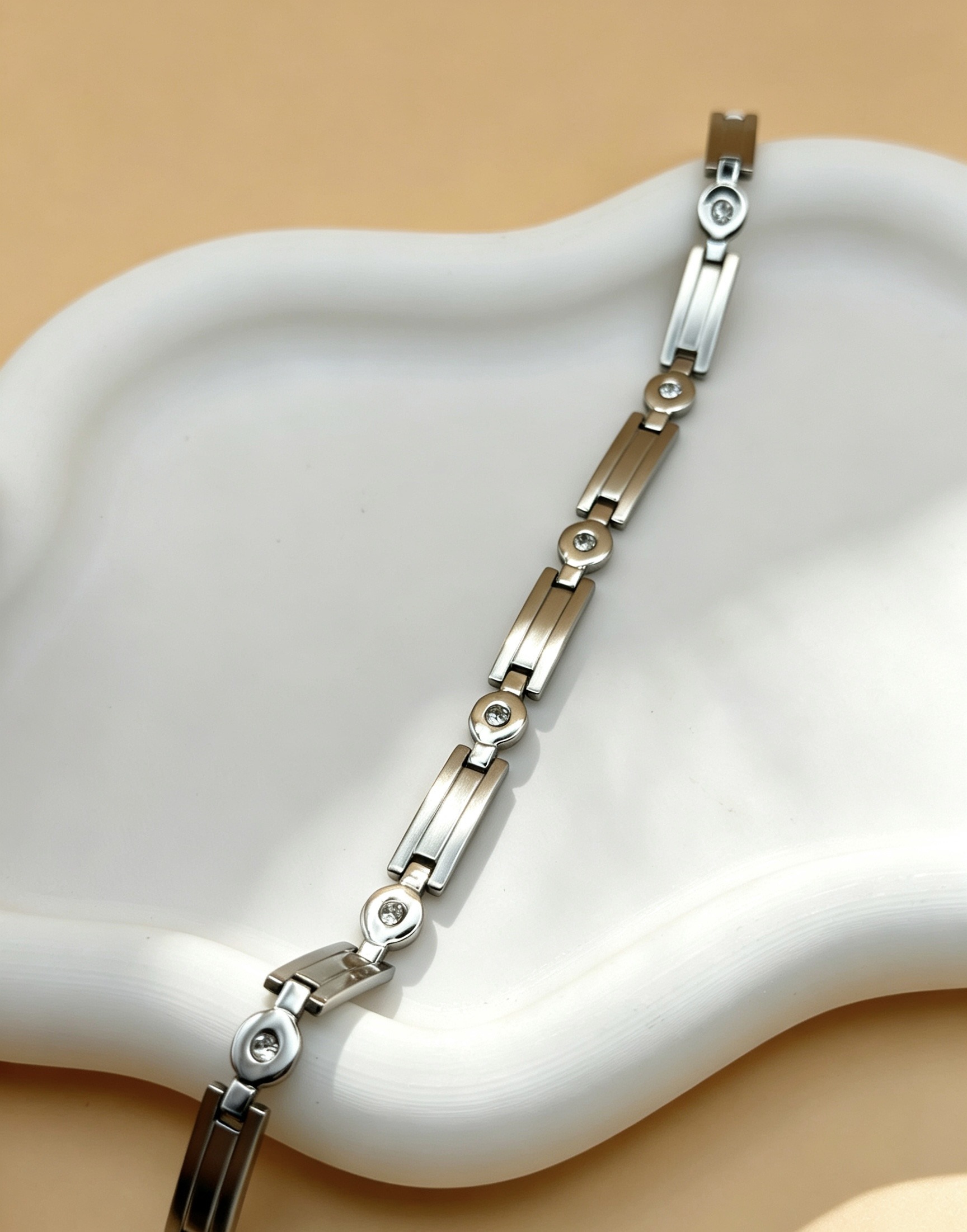 Grossiste Ceramik - Bracelet Maillons Fins & Zircons en Acier : L'Élégance Contemporaine