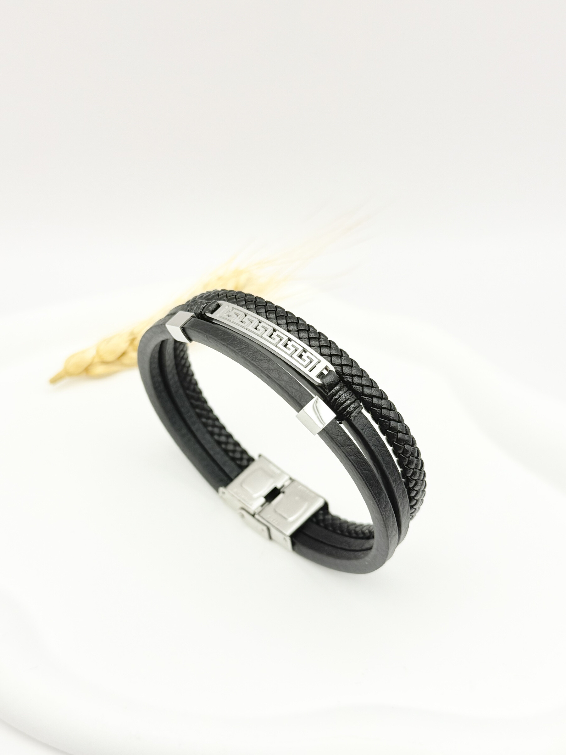 Grossiste Ceramik - Bracelet homme cuir avec motif grec et fermoir acier inoxydable
