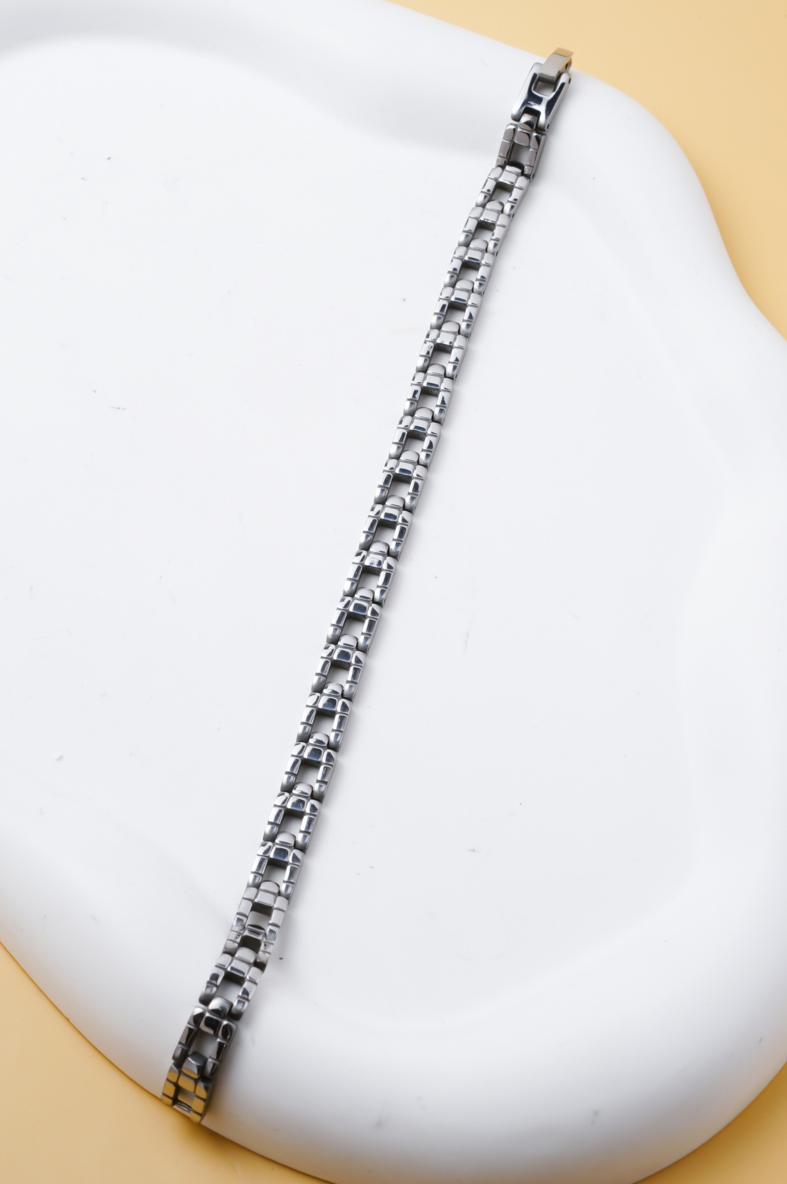 Mayorista Ceramik - Pulsera de hombre de acero inoxidable plateado – eslabones finos calados geométricos – acabado brillante – 20 cm