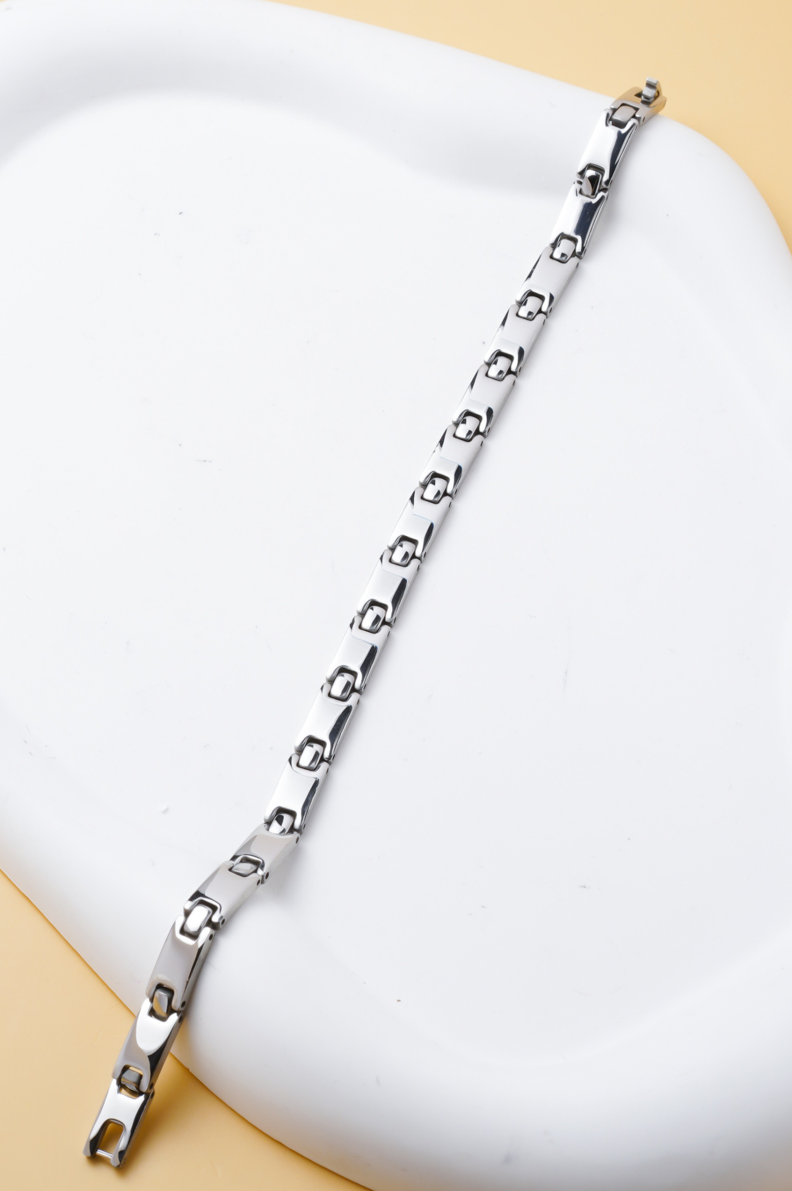 Großhändler Ceramik - Herrenarmband aus silbernem Edelstahl – Moderne breite Glieder mit glatter Mittelplatte, eleganter Stil