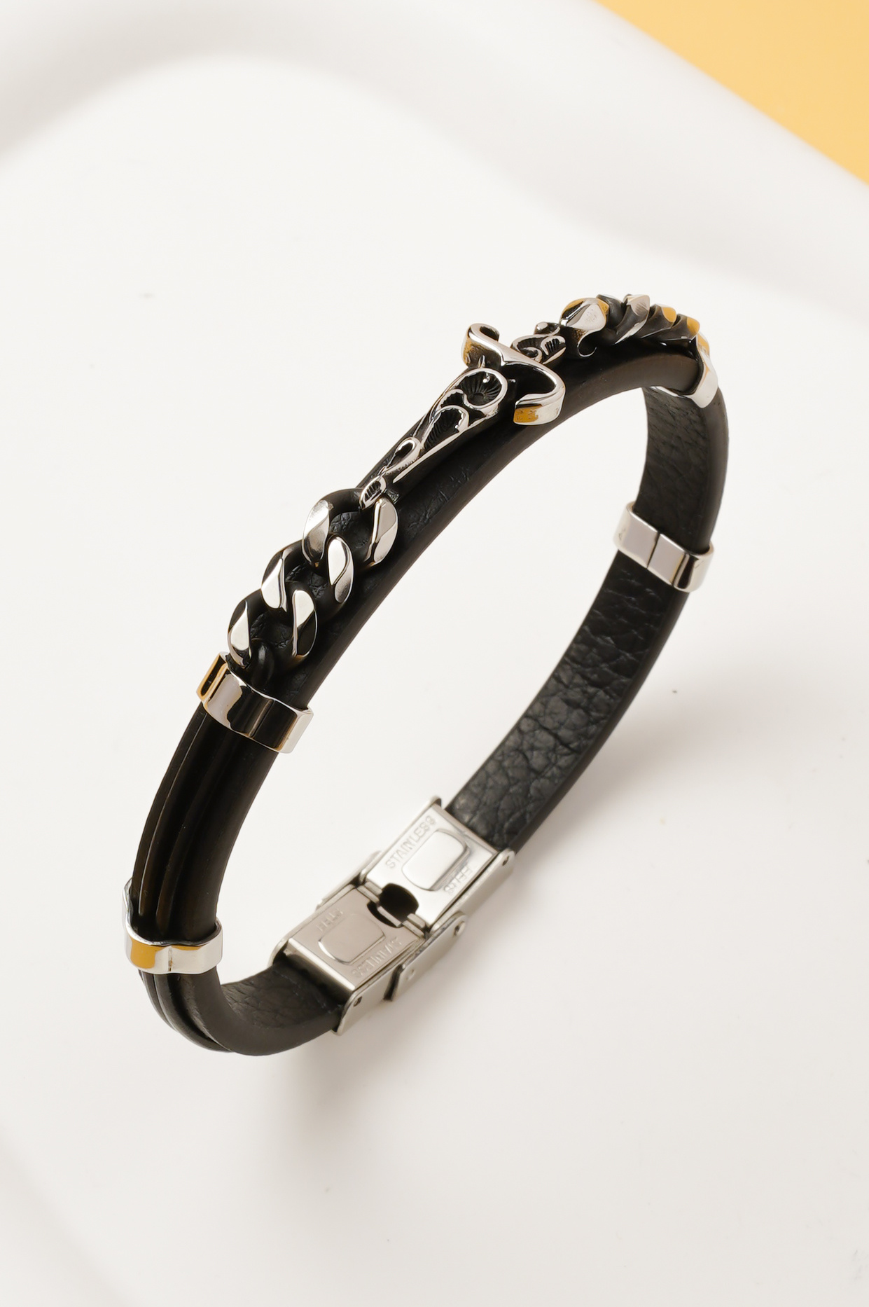 Großhändler Ceramik - Herrenarmband – Schwarzes Leder und Silberstahlkreuz