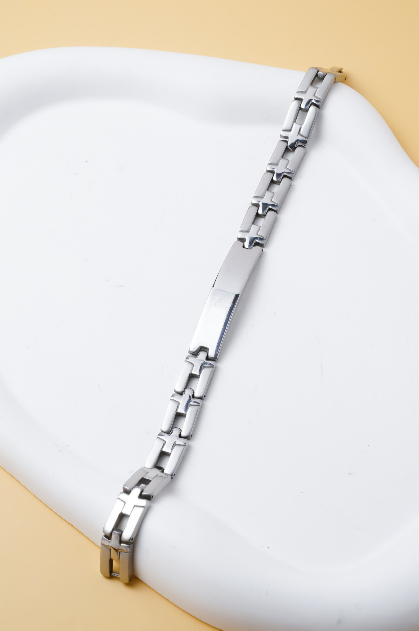 Mayorista Ceramik - Pulsera de hombre de acero inoxidable plateado – eslabones rectangulares calados – placa central lisa – 20 cm