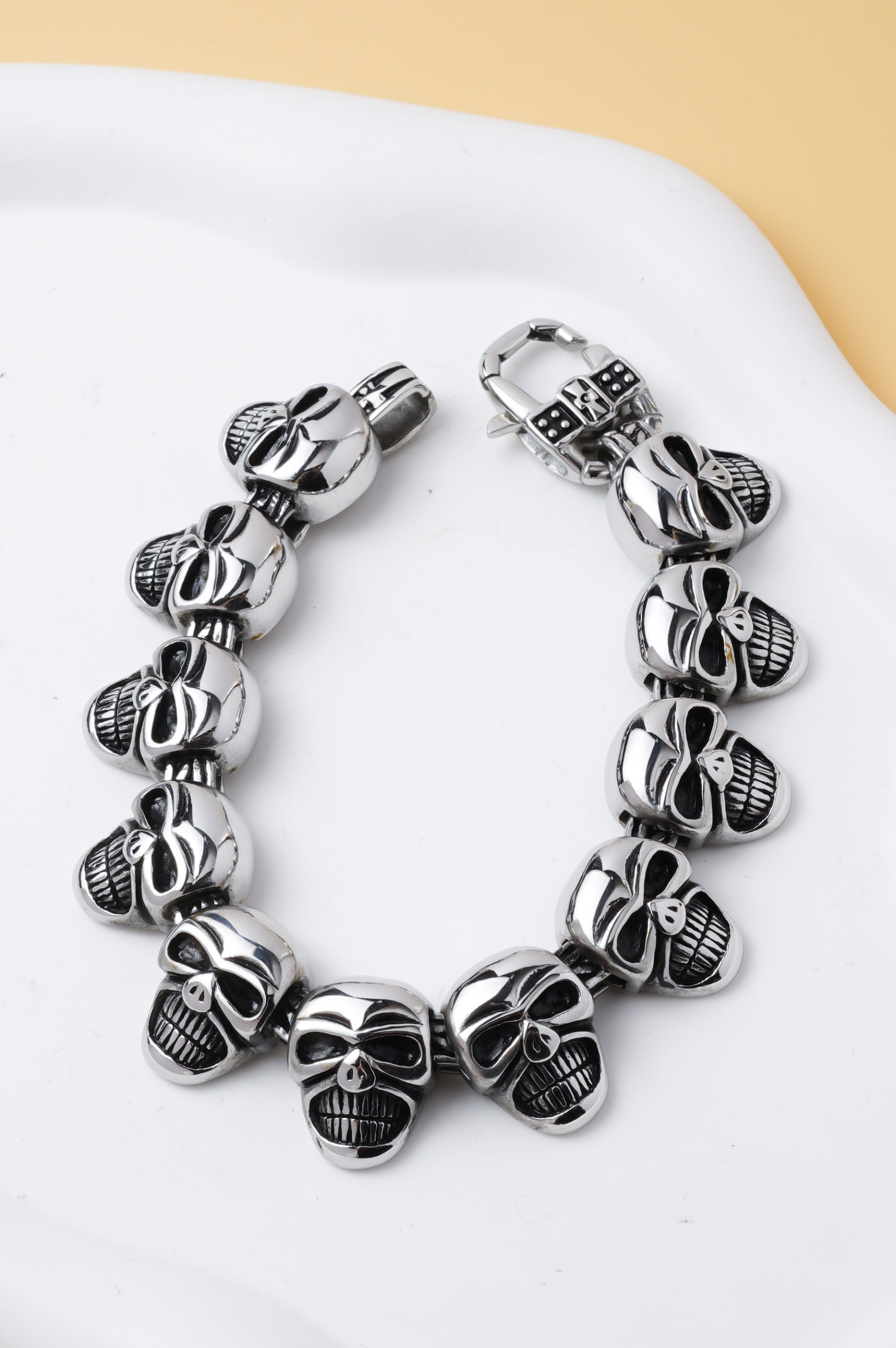 Großhändler Ceramik - Herrenarmband Edelstahl 20 cm – Kettenarmband mit Totenkopf-Muster im Rockstil
