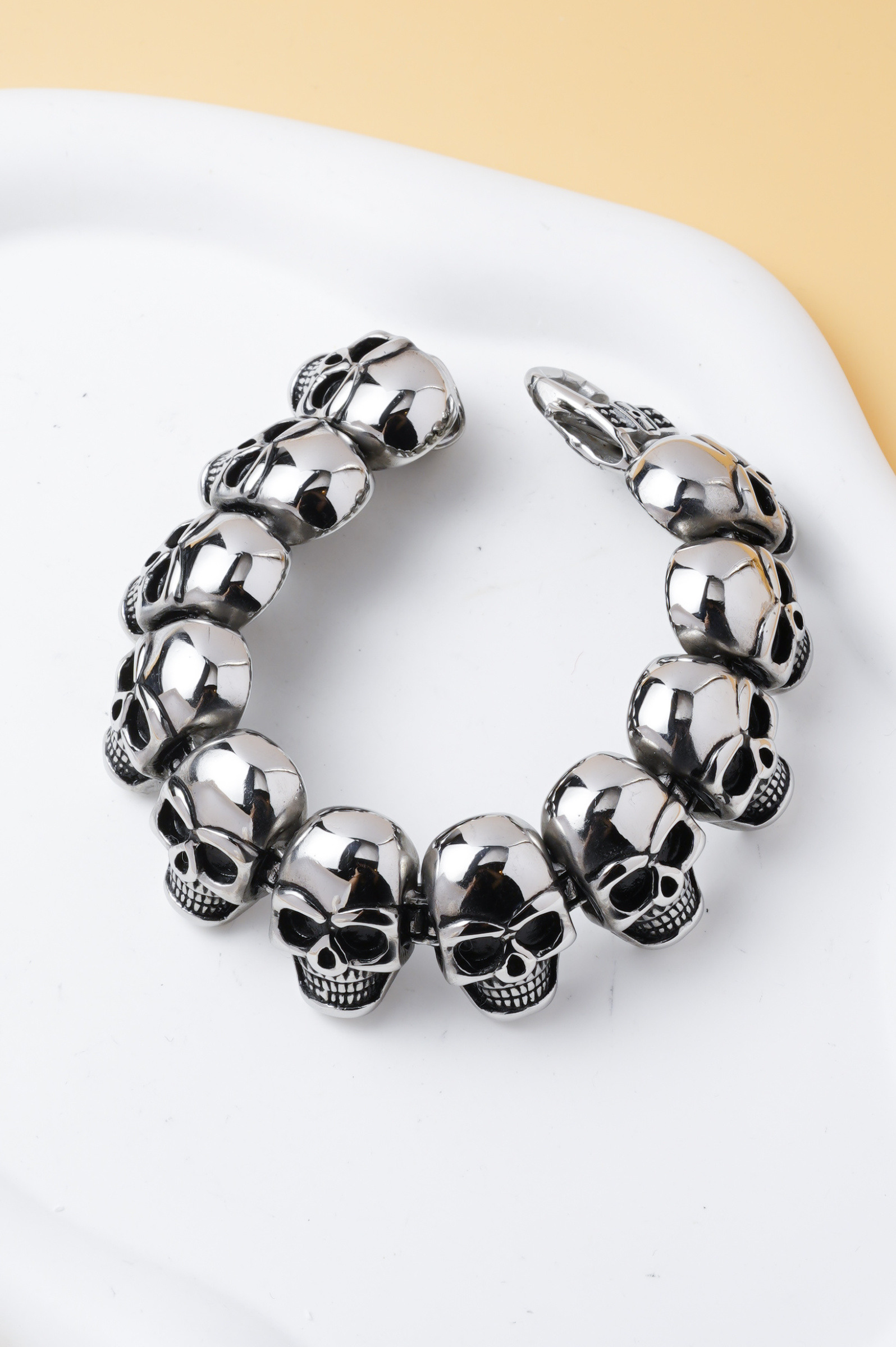 Großhändler Ceramik - Herren Edelstahl Armband mit Totenköpfen 20 cm – Gothic Rock Biker Skull Style Armband