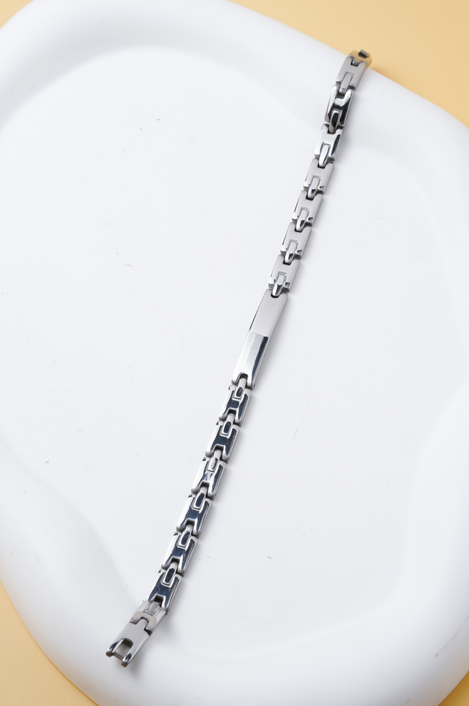 Großhändler Ceramik - Herrenarmband aus silbernem Edelstahl – geometrisch gravierte Glieder – glänzende Oberfläche – 20 cm