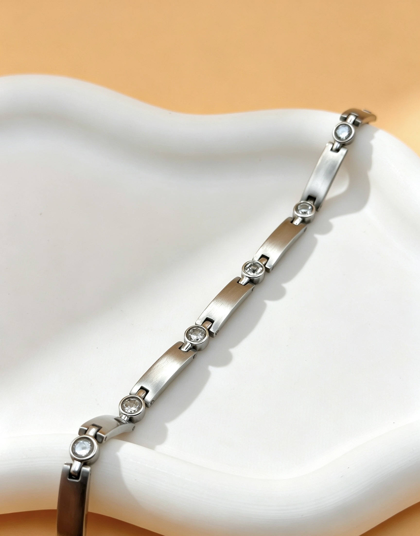 Grossiste Ceramik - Bracelet Barrettes Brossées & Zircons en Acier : Le Luxe Épuré