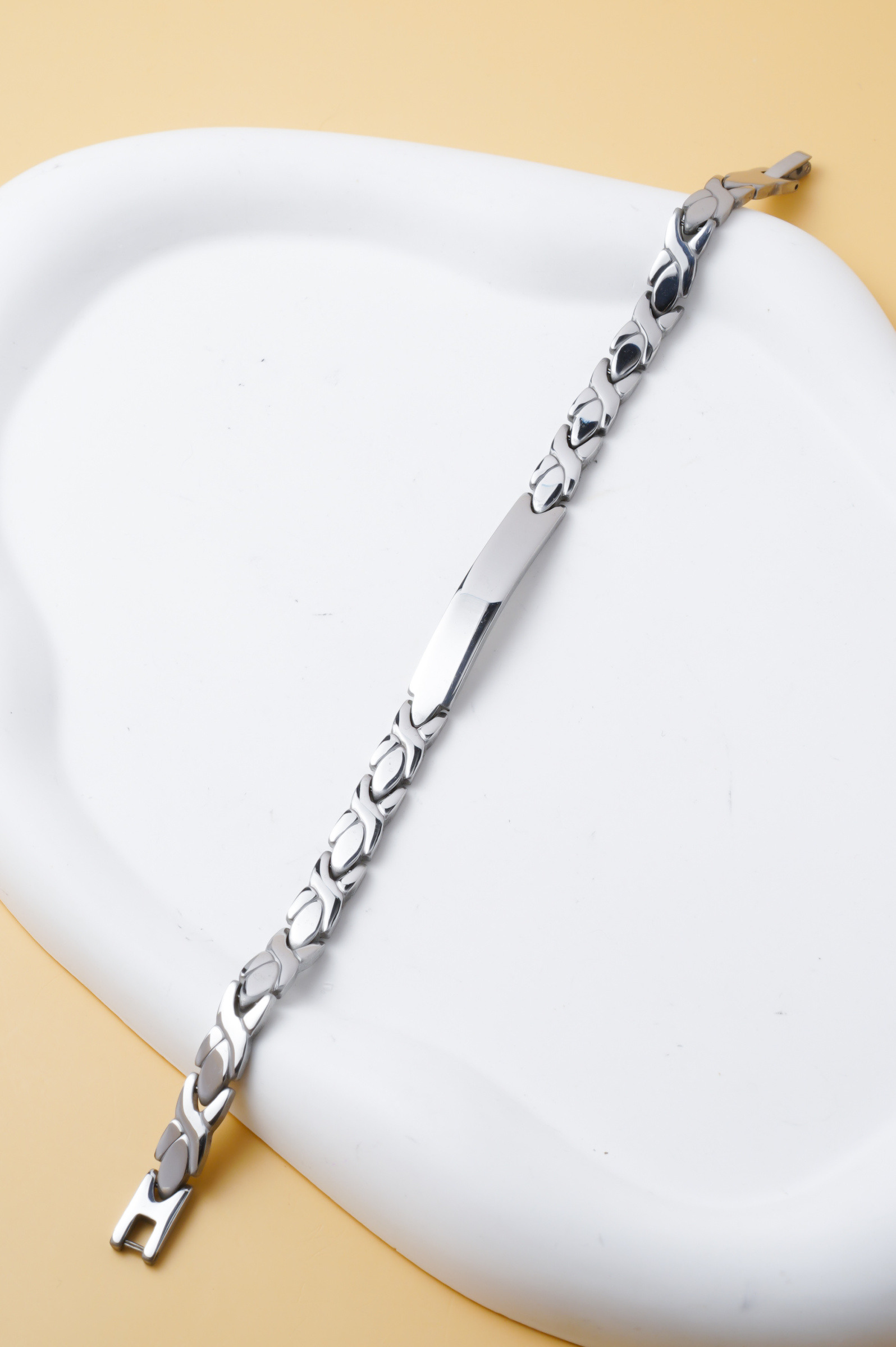 Großhändler Ceramik - Herrenarmband aus silbernem Edelstahl – feine durchbrochene geometrische Glieder – glänzende Oberfläche – 20 cm