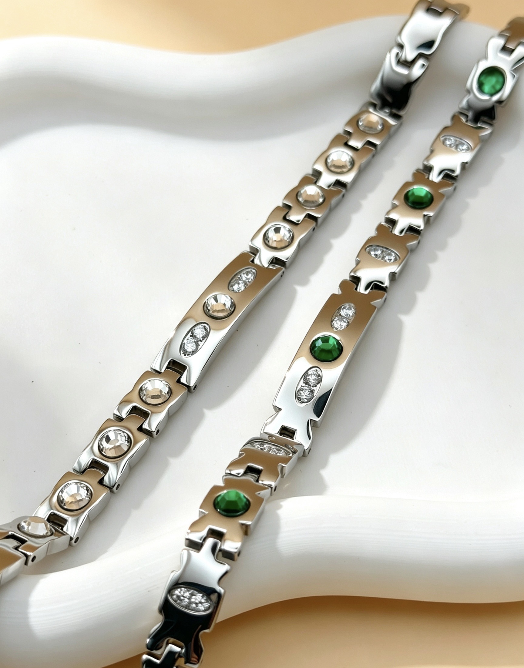 Grossiste Ceramik - Bracelet Maillons Zircons & Pierre Émeraude en Acier : L'Éclat Royal (Clair ou Vert)
