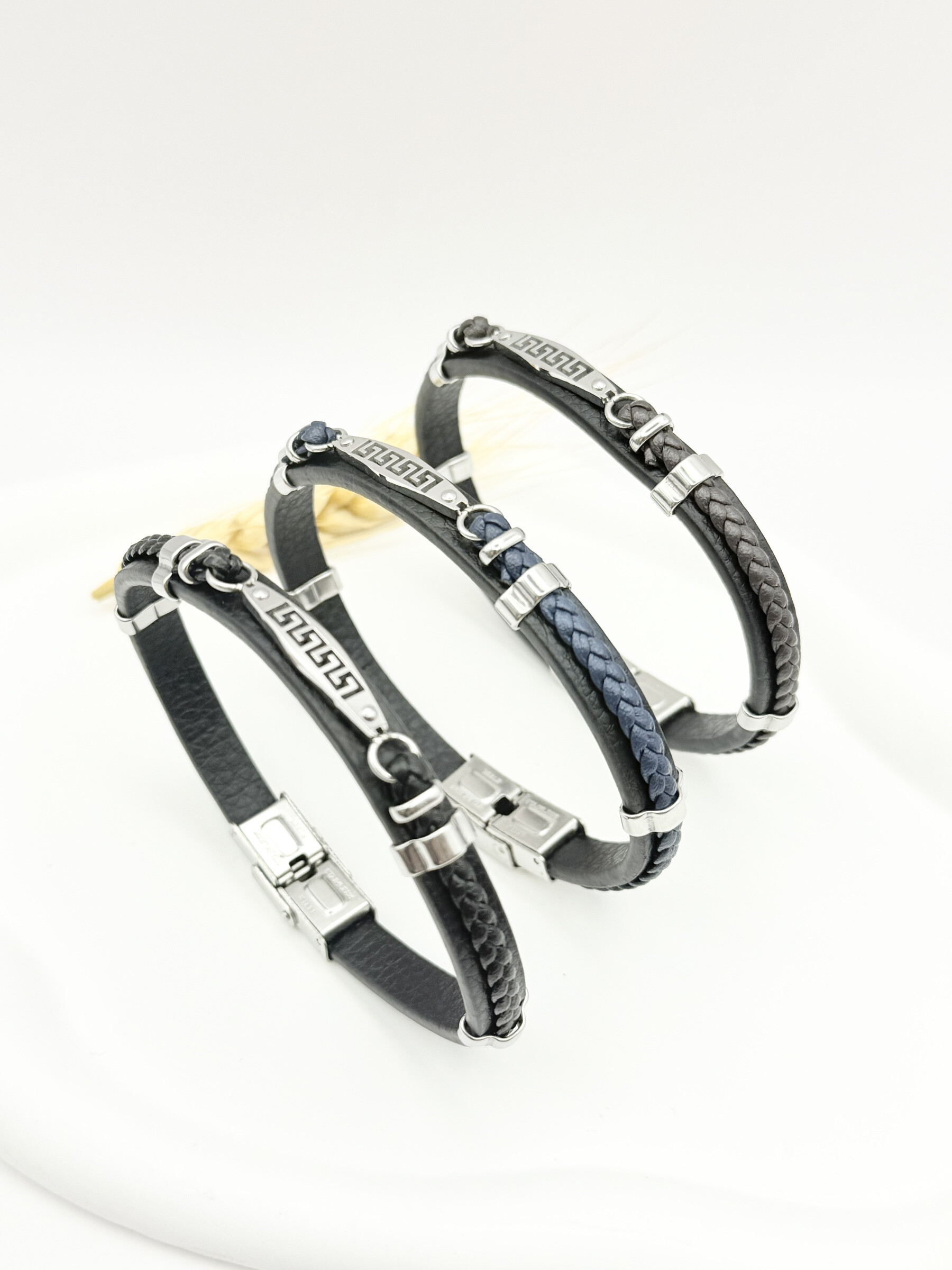 Grossiste Ceramik - Bracelet homme multi-brins en cuir et acier inoxydable  motif grec, 3 coloris