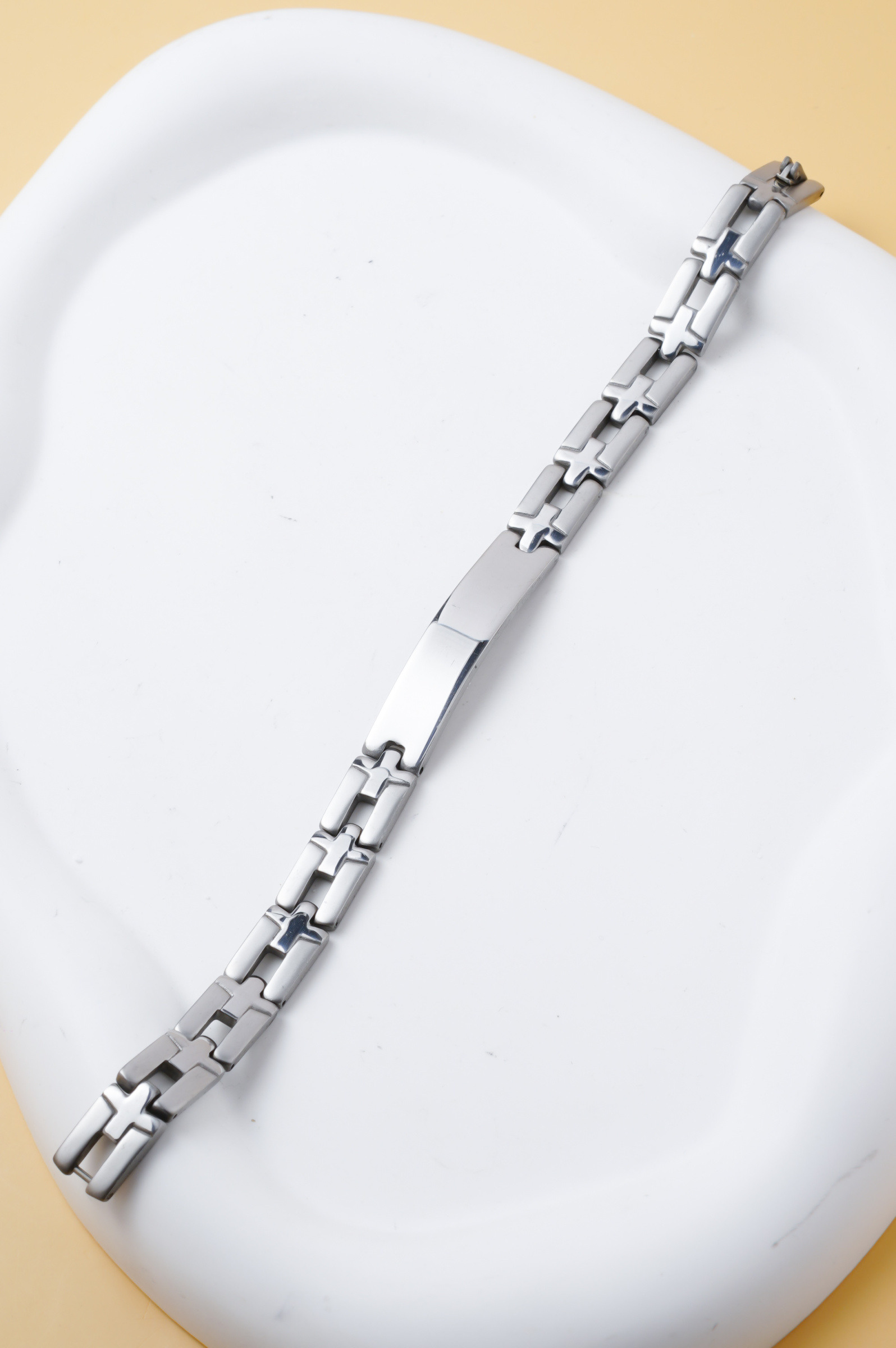 Großhändler Ceramik - Herrenarmband aus silbernem Edelstahl – Kreuzglieder – glatte Mittelplatte – 20 cm