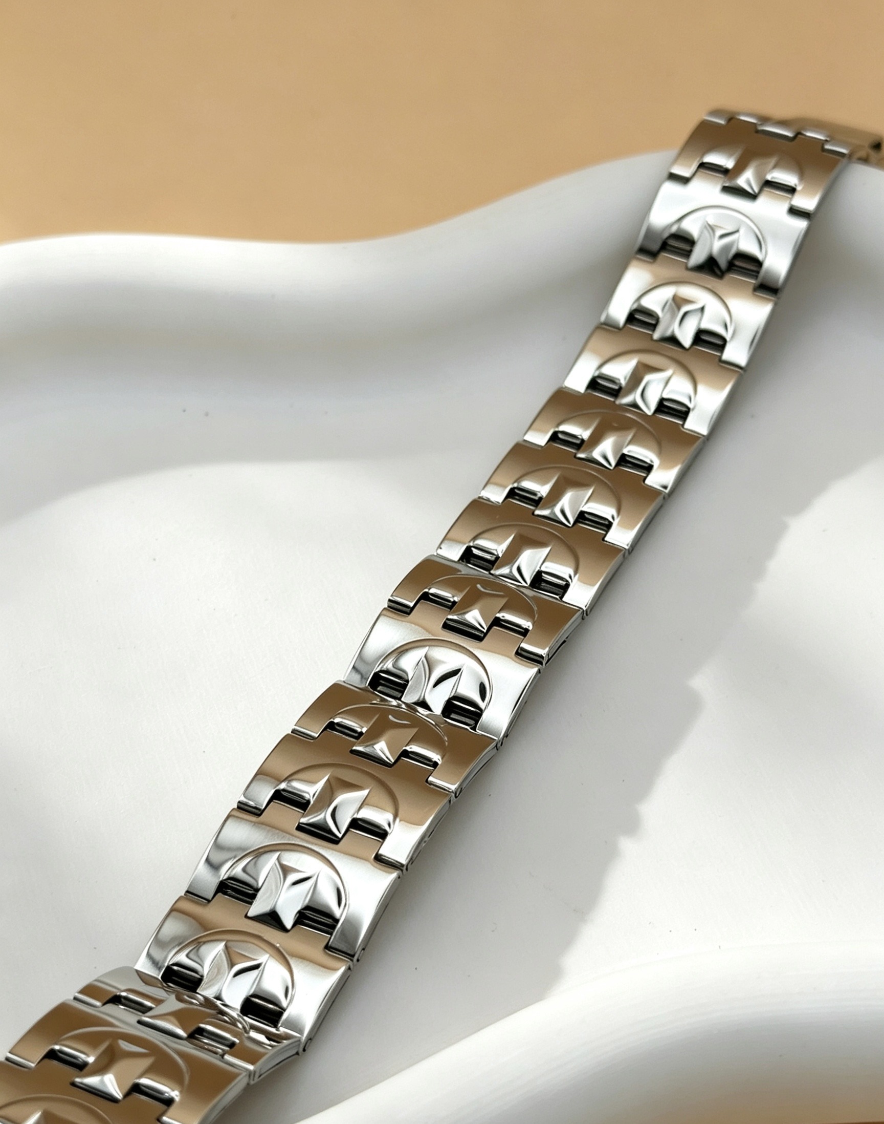 Grossiste Ceramik - Bracelet Maillons Étoiles Relief en Acier : L'Élégance Structurée