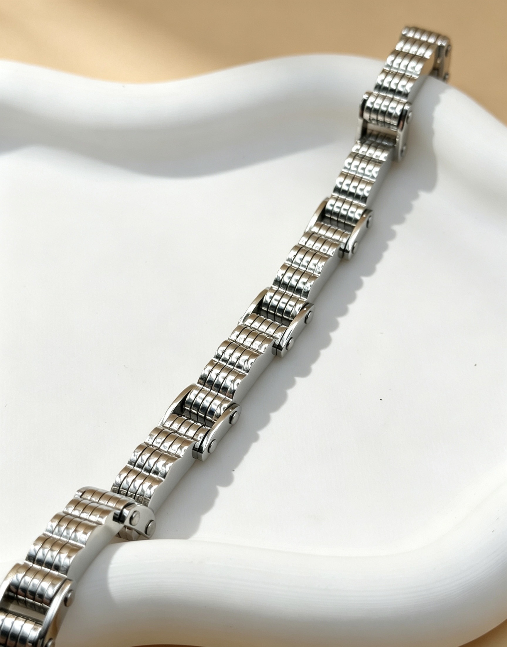Grossiste Ceramik - Bracelet Maillons Cylindriques Striés en Acier : Le Bijou Sculptural