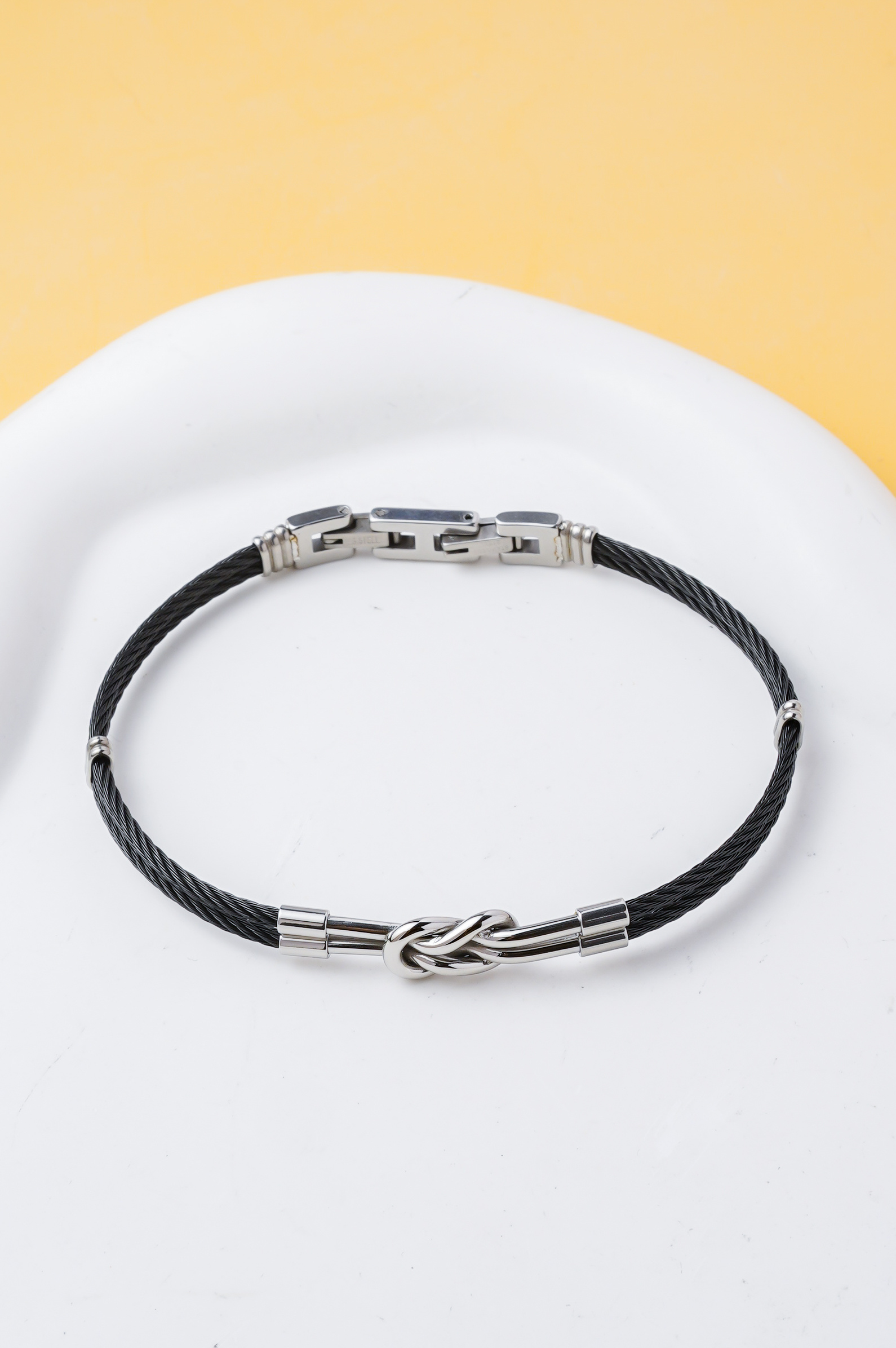 Großhändler Ceramik - Herrenarmband aus schwarzem Stahlkabel 18 cm, aufklappbarer maskuliner Schmuck mit sicherem Verschluss
