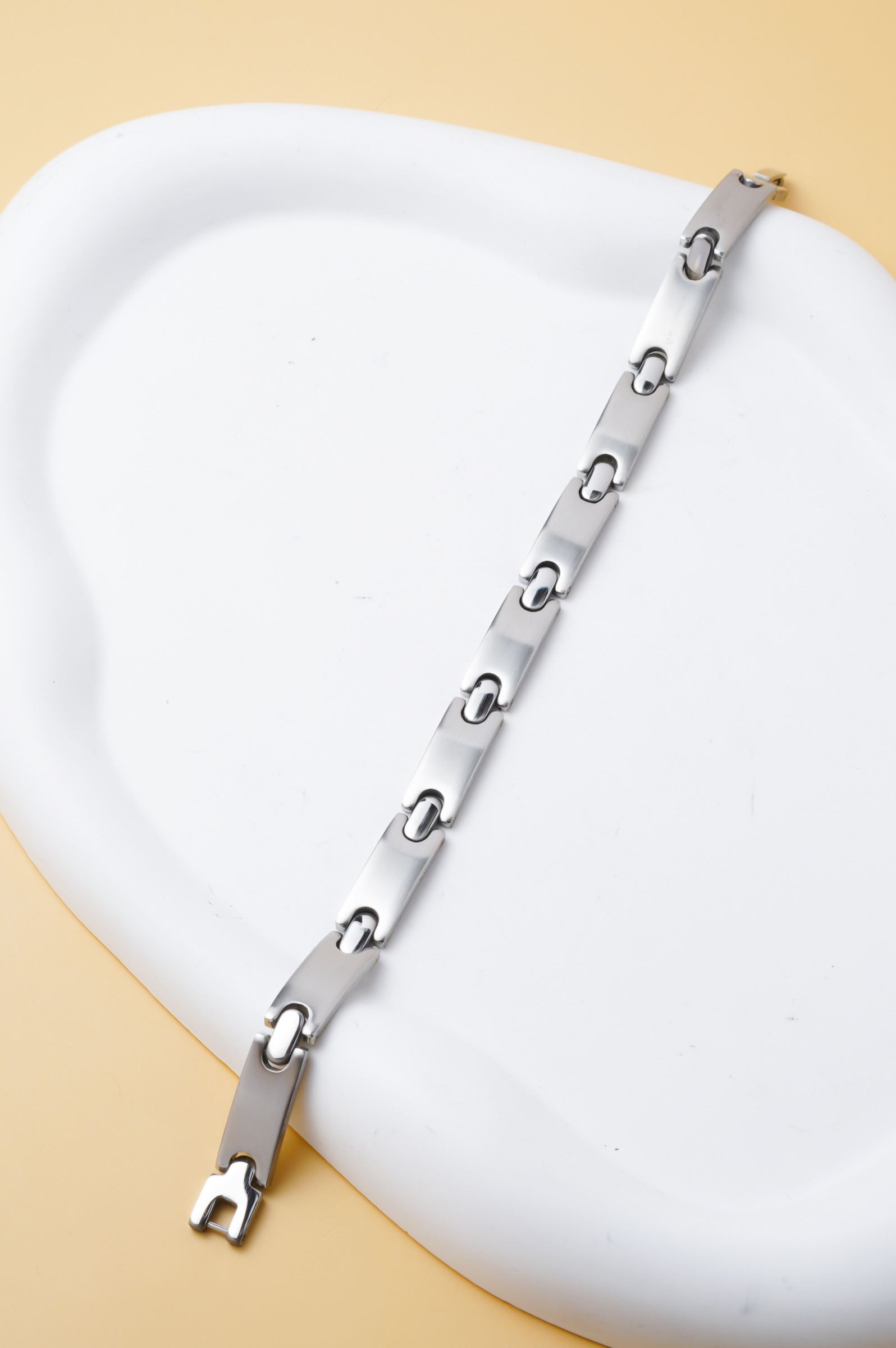 Großhändler Ceramik - Herrenarmband aus silbernem Edelstahl – feine durchbrochene geometrische Glieder – glänzende Oberfläche – 20 cm