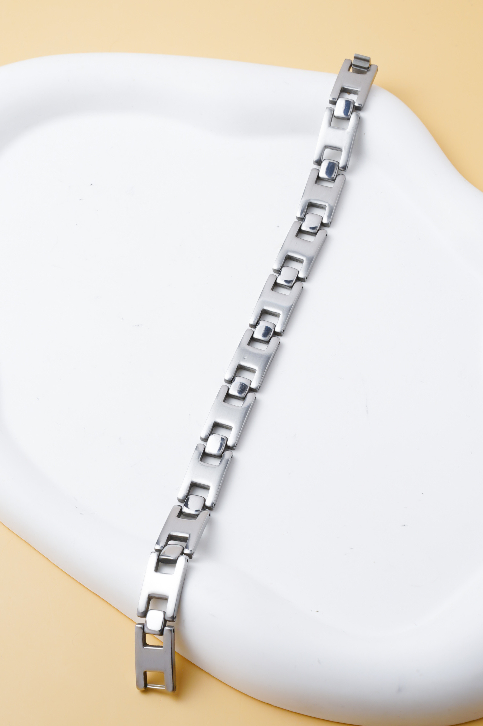 Großhändler Ceramik - Herrenarmband aus silbernem Edelstahl – Breite gebürstete Glieder, modernes und robustes Design