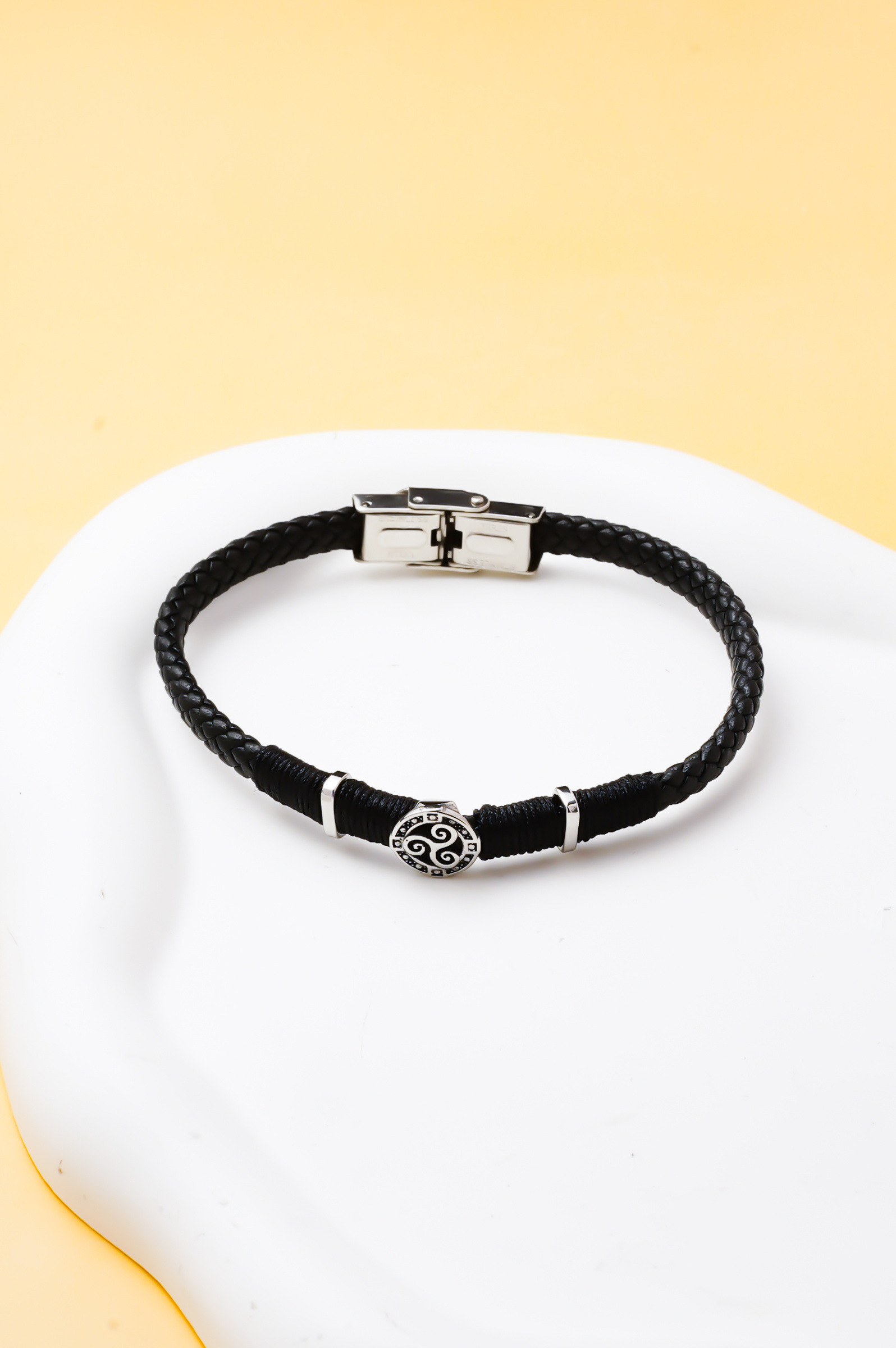 Grossista Ceramik - Titolo: Bracciale Uomo in PU Intrecciato e Acciaio Inossidabile, Motivo Celtico, Chiusura Magnetica, 20 cm