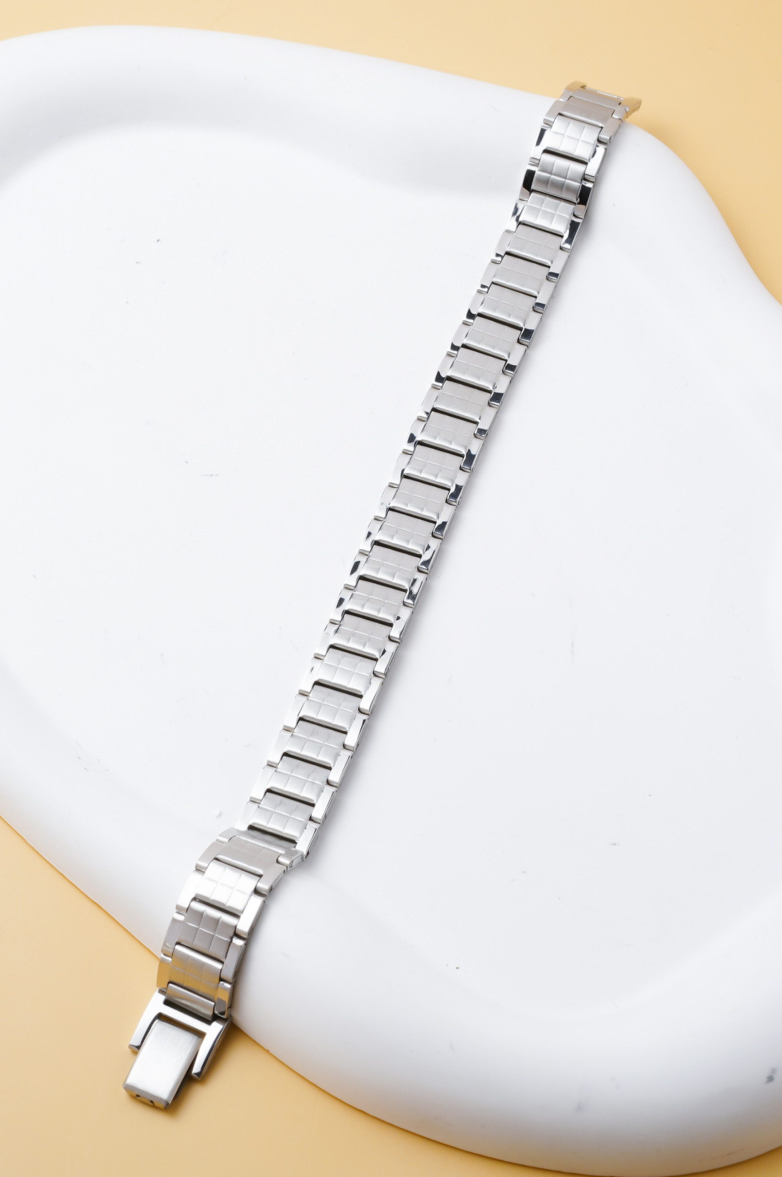 Großhändler Ceramik - Herrenarmband aus silbernem Edelstahl – Breite gebürstete Glieder, modernes und robustes Design - 20CM