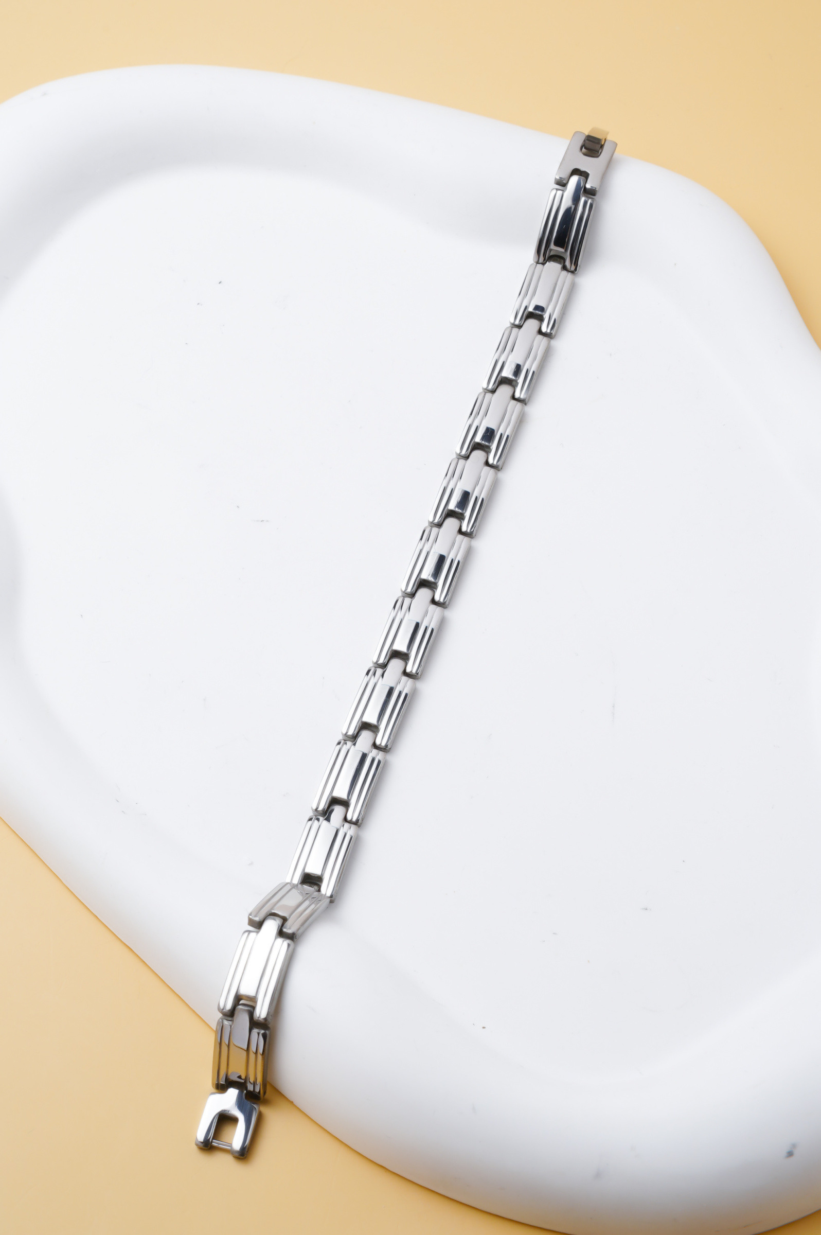 Großhändler Ceramik - Herrenarmband aus silbernem Edelstahl – feine durchbrochene geometrische Glieder – glänzende Oberfläche – 20 cm