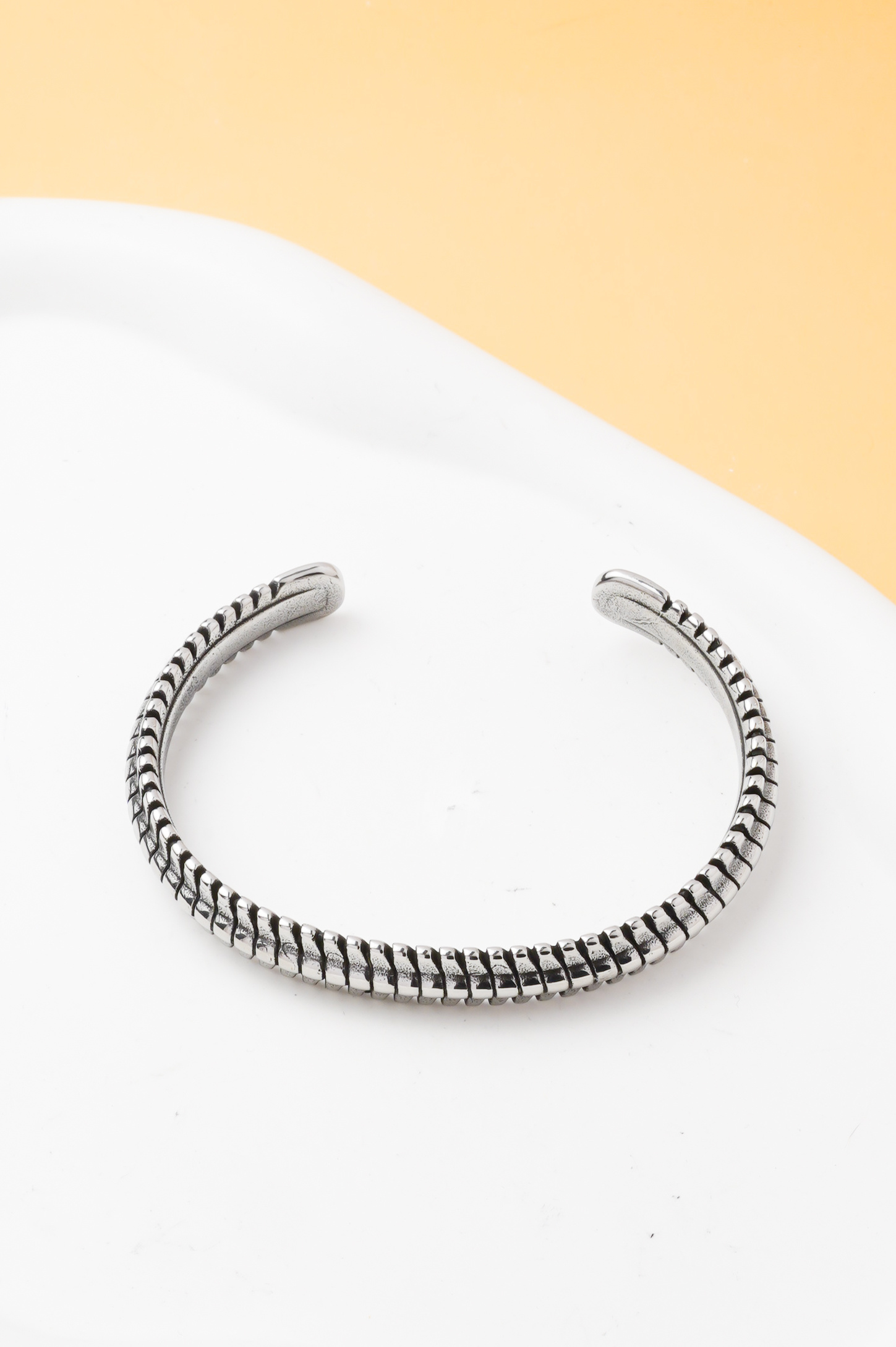 Wholesaler Ceramik - Men's Minimalist Textured Stainless Steel Bracelet – Adjustable