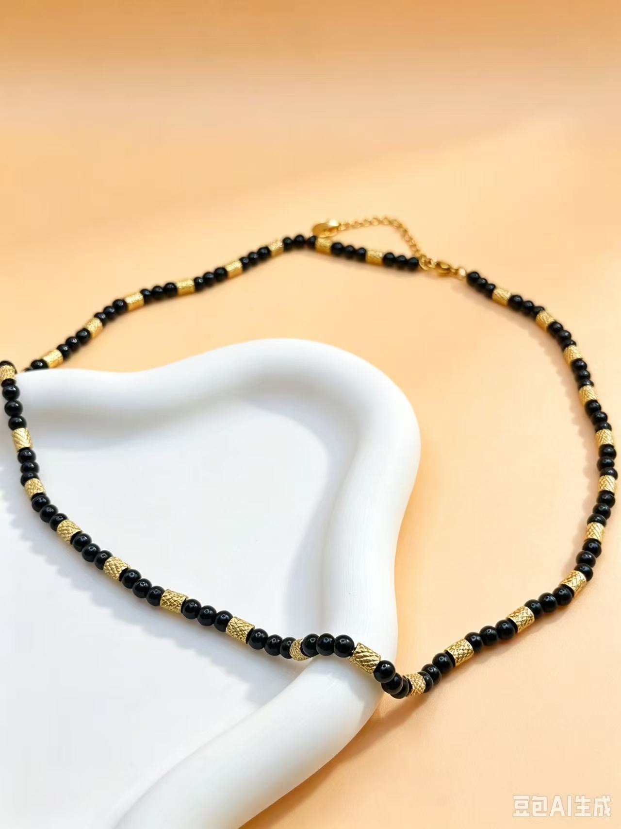 Mayorista Ceramik - Collar fino de obsidiana negra, con separadores texturizados dorados | Acero inoxidable dorado ajustable Mayorista Ceramik - Collar fino de obsidiana negra, con separadores texturizados dorados | Acero inoxidable dorado ajustable