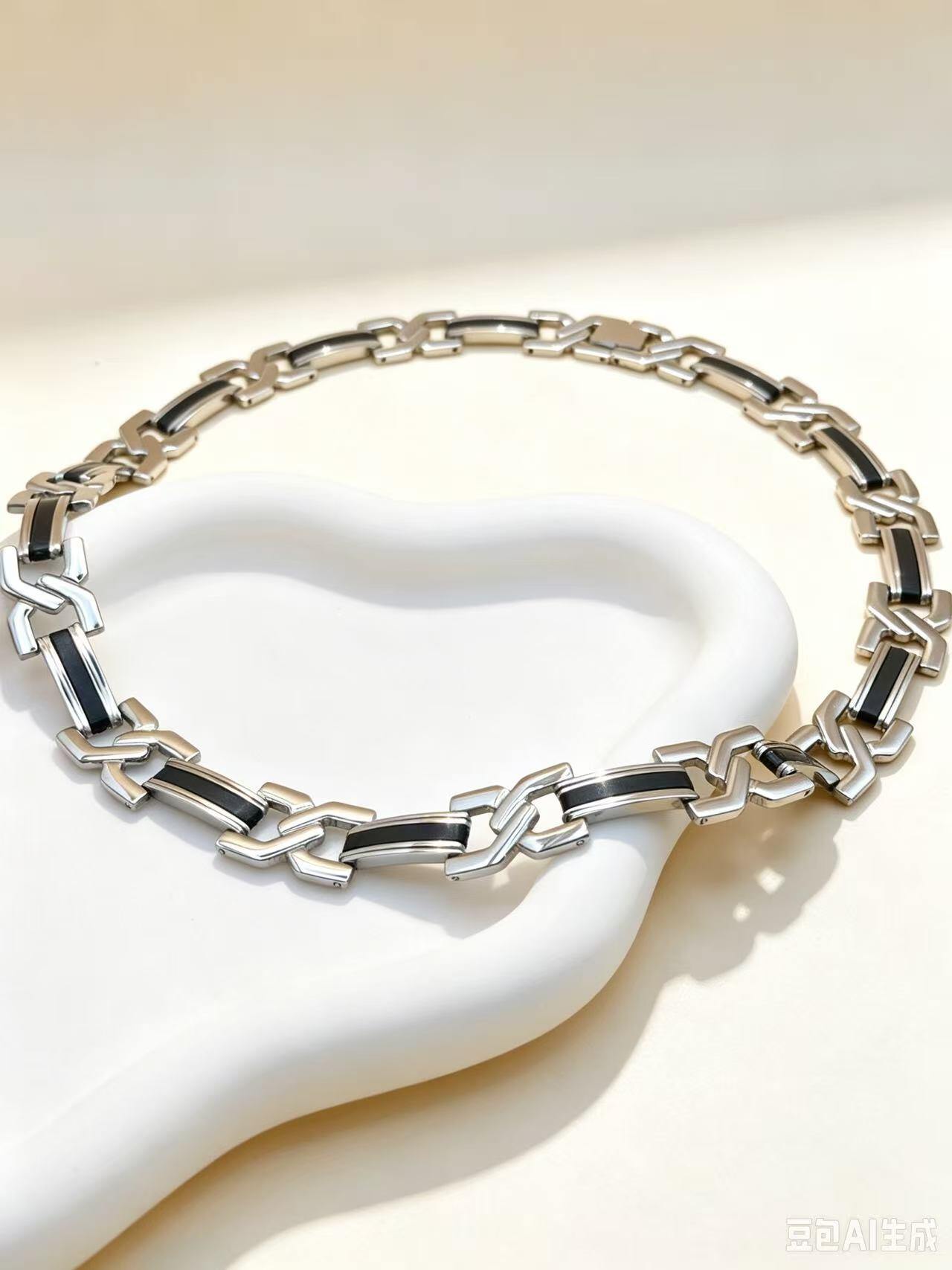 Grossiste Ceramik - Collier Maillons Géométriques Insert Cuir Noir Acier Inoxydable Argenté | Style Urbain Moderne