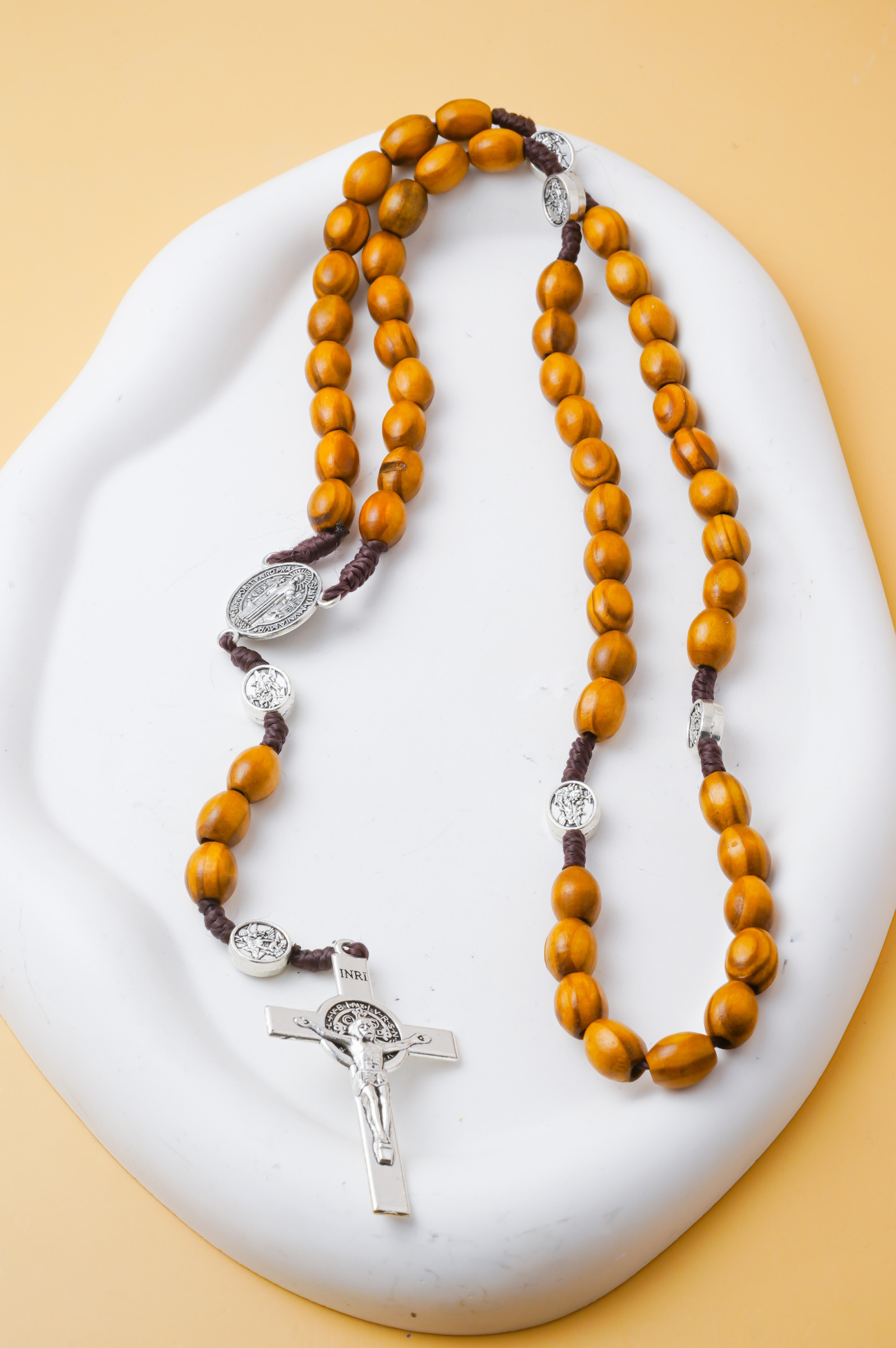 Grossista Ceramik - Collana Uomo colore legno con Croce – 60 cm, Stile Spirituale e Autentico - Croce 5 cm - Diametro perla 0,7 cm