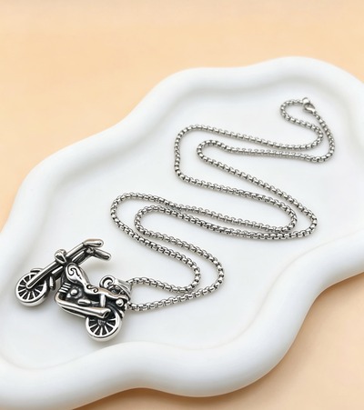Grossiste Ceramik - Collier pendentif moto - chaîne de 60 cm Grossiste Ceramik - Collier pendentif moto - chaîne de 60 cm