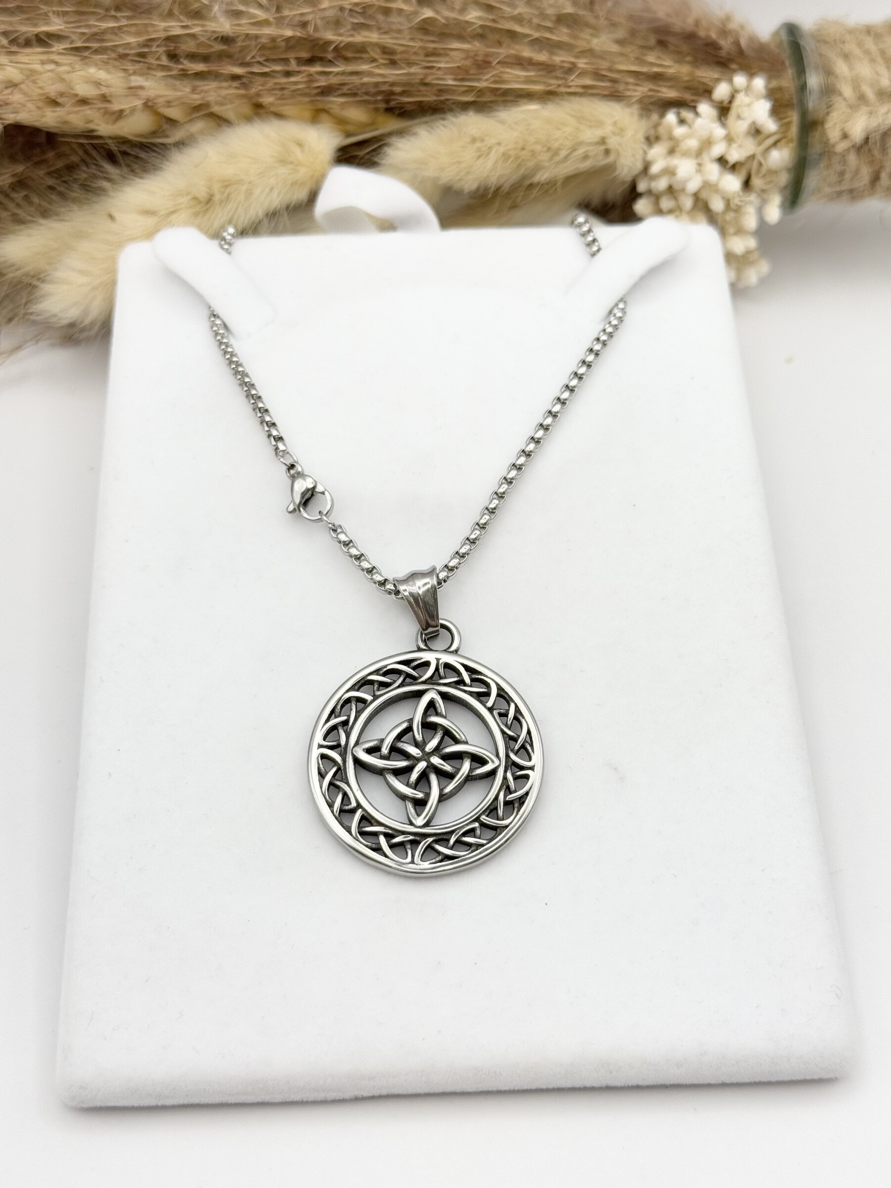 Grossiste Ceramik - Collier avec pendentif en acier inoxydable motif noeud de sorciere