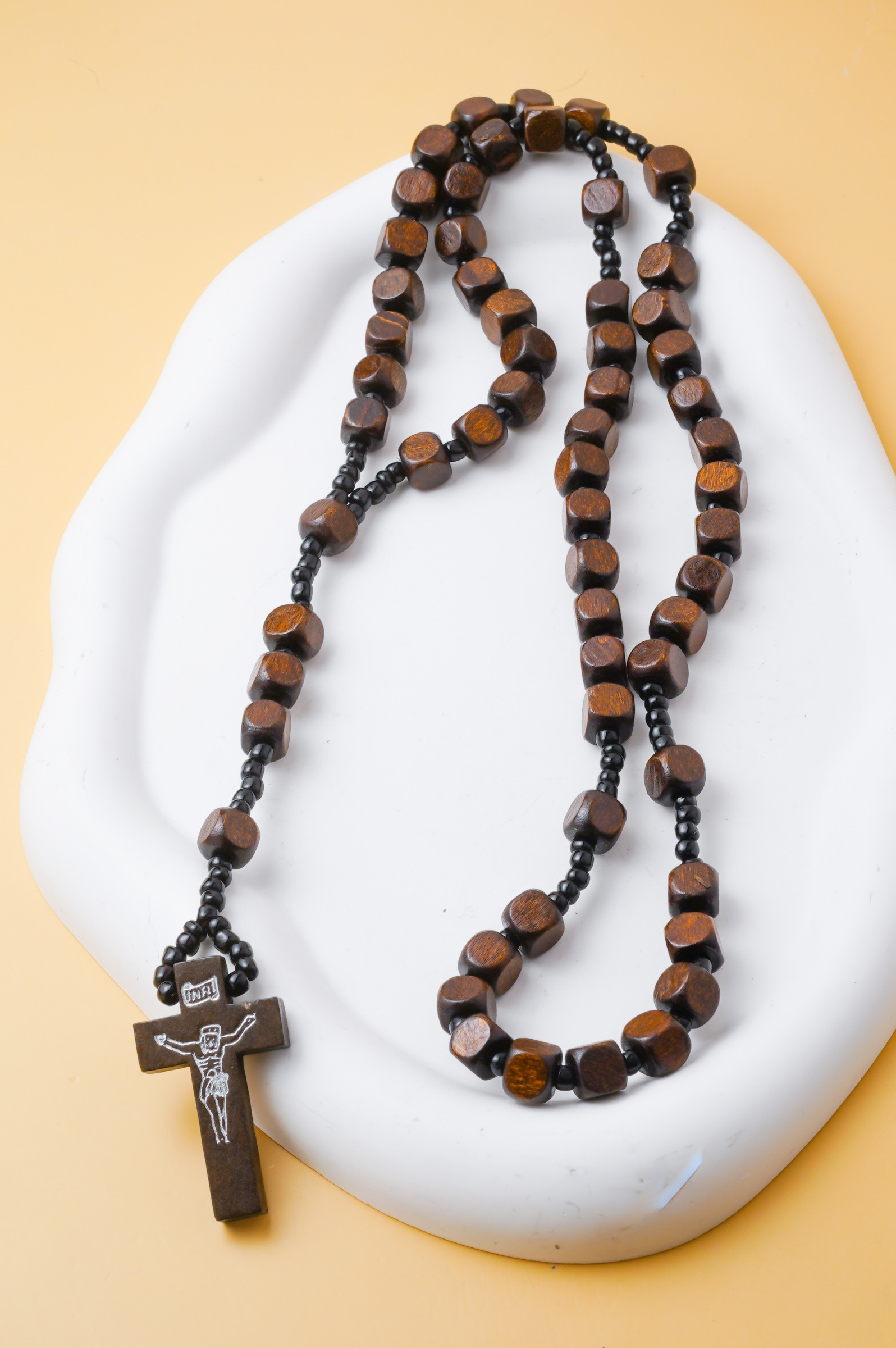Grossista Ceramik - Collana Uomo colore legno con Croce – 60 cm, Stile Spirituale e Autentico - croce 4cm - diametro perla 1cm