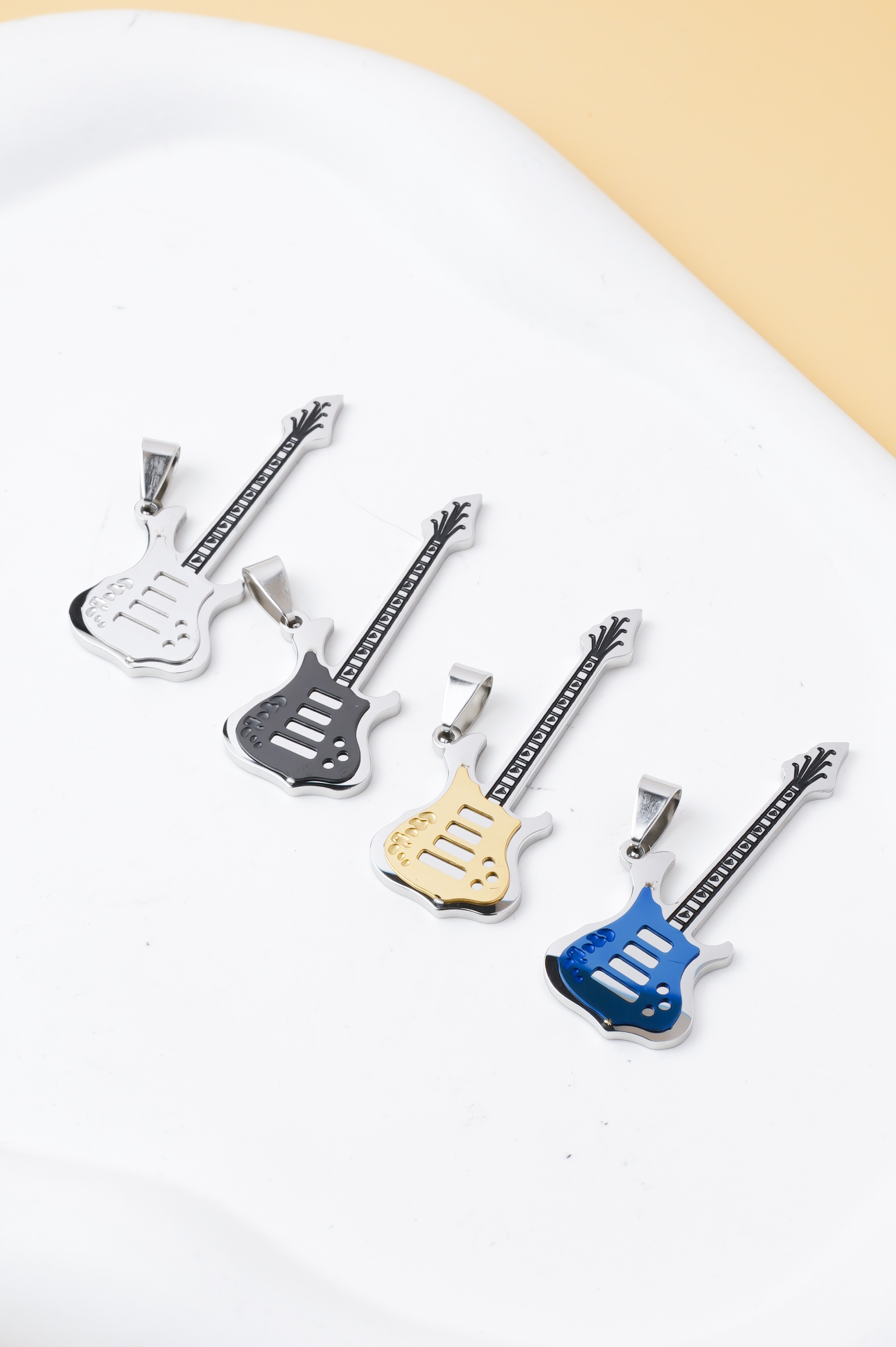 Großhändler Ceramik - Herren-Gitarrenanhänger aus silbernem/schwarzem/goldenem/blauem Edelstahl – ohne Kette – trendiger Rockschmuck