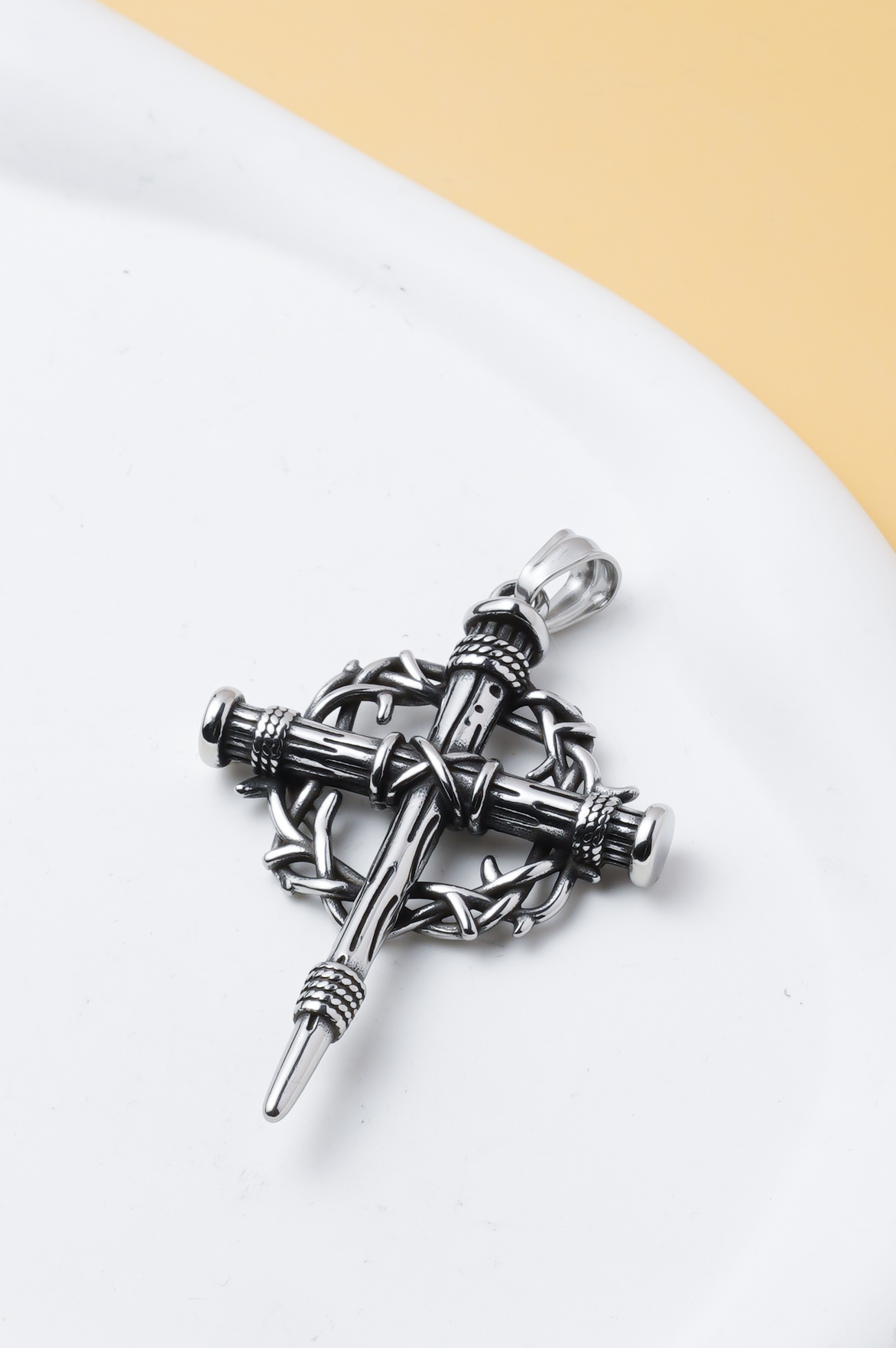 Großhändler Ceramik - Herrenanhänger Kreuz mit Nägeln und Krone aus Edelstahl – symbolischer religiöser Schmuck, im gotischen Stil, OHNE Kette