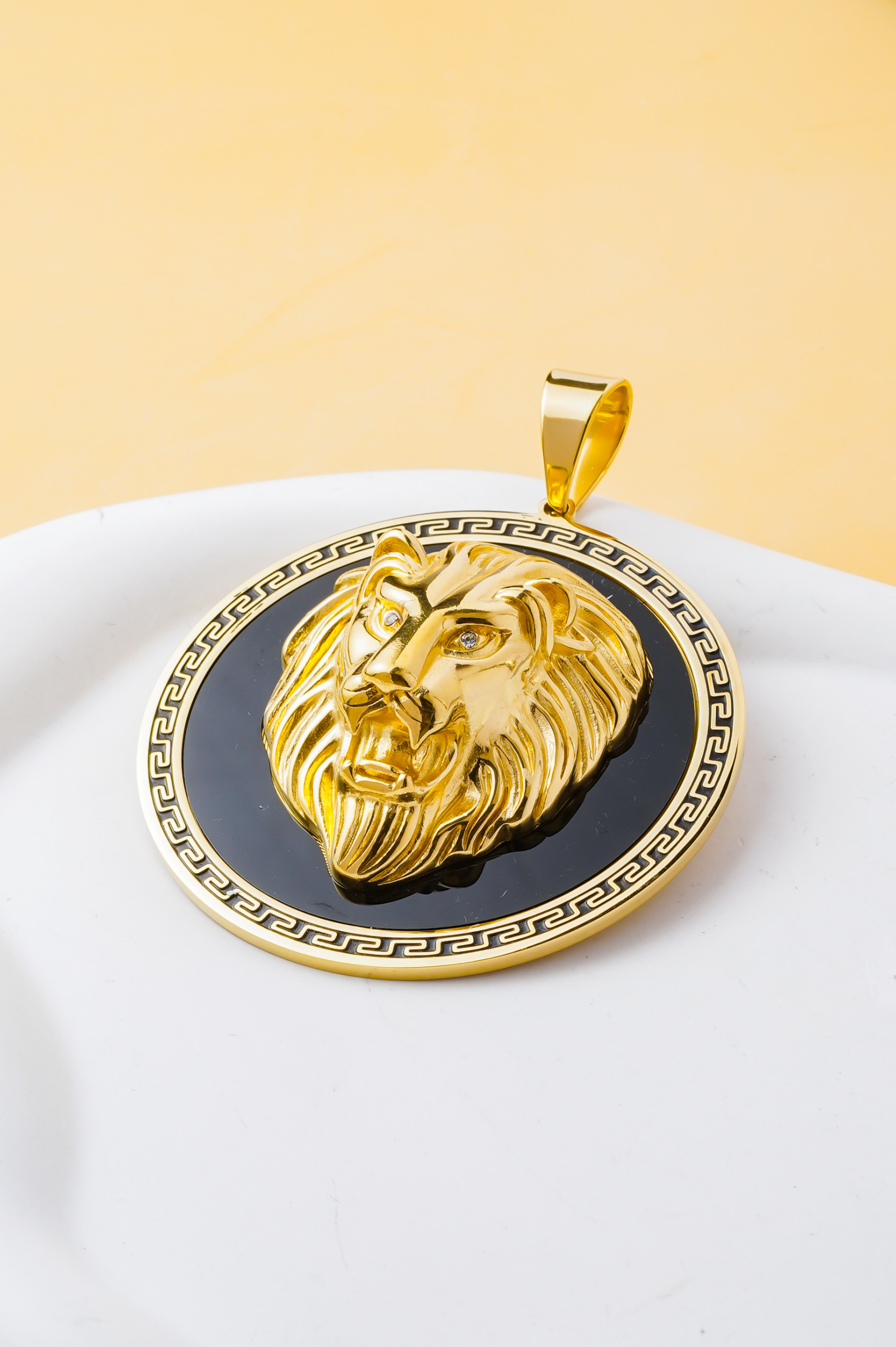 Wholesaler Ceramik - Men's golden lion pendant 5.5 cm black medallion masculine jewelry steel without chain