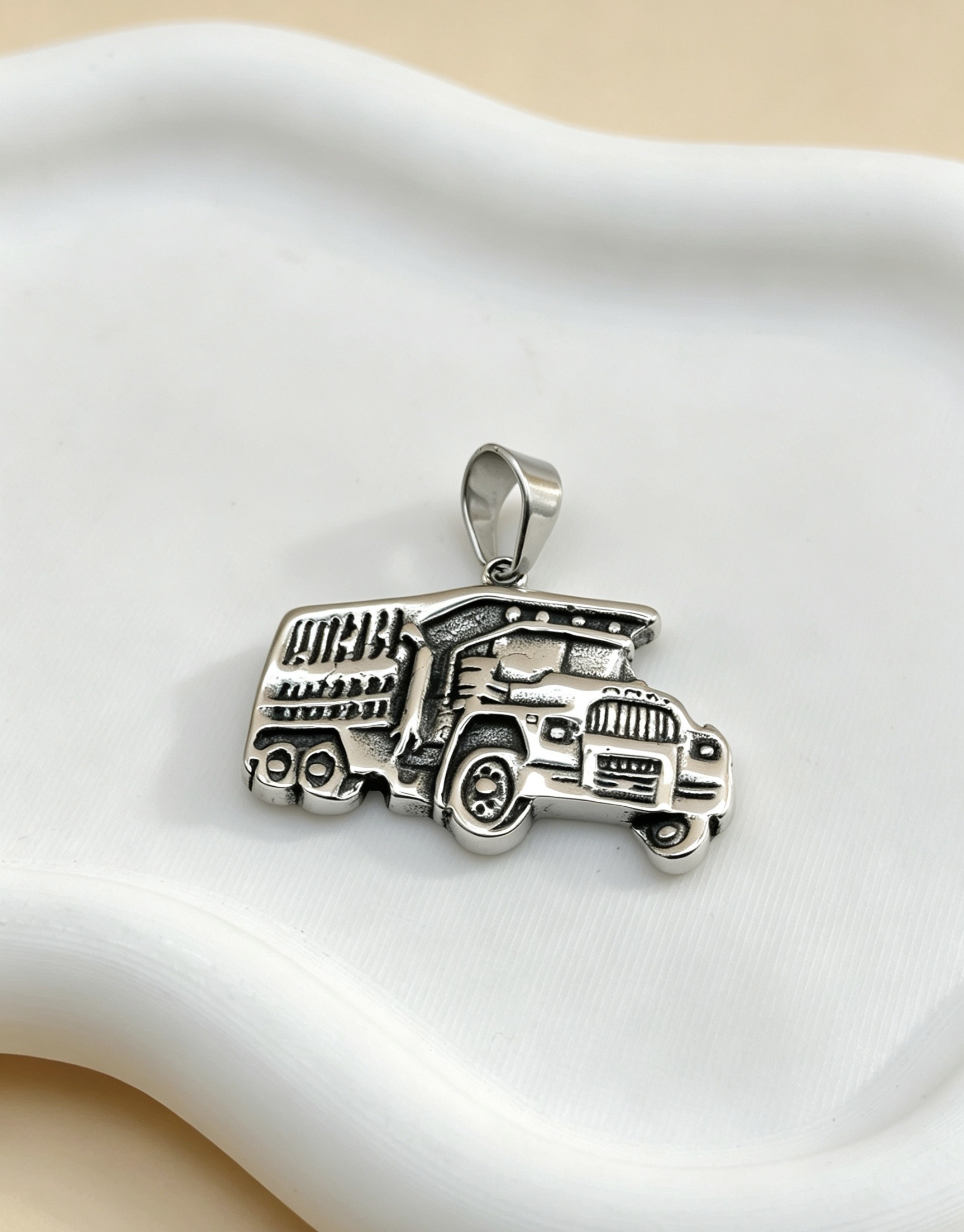 Grossiste Ceramik - Pendentif Homme Acier Inoxydable Motif Camion Bène (Taille Unique)