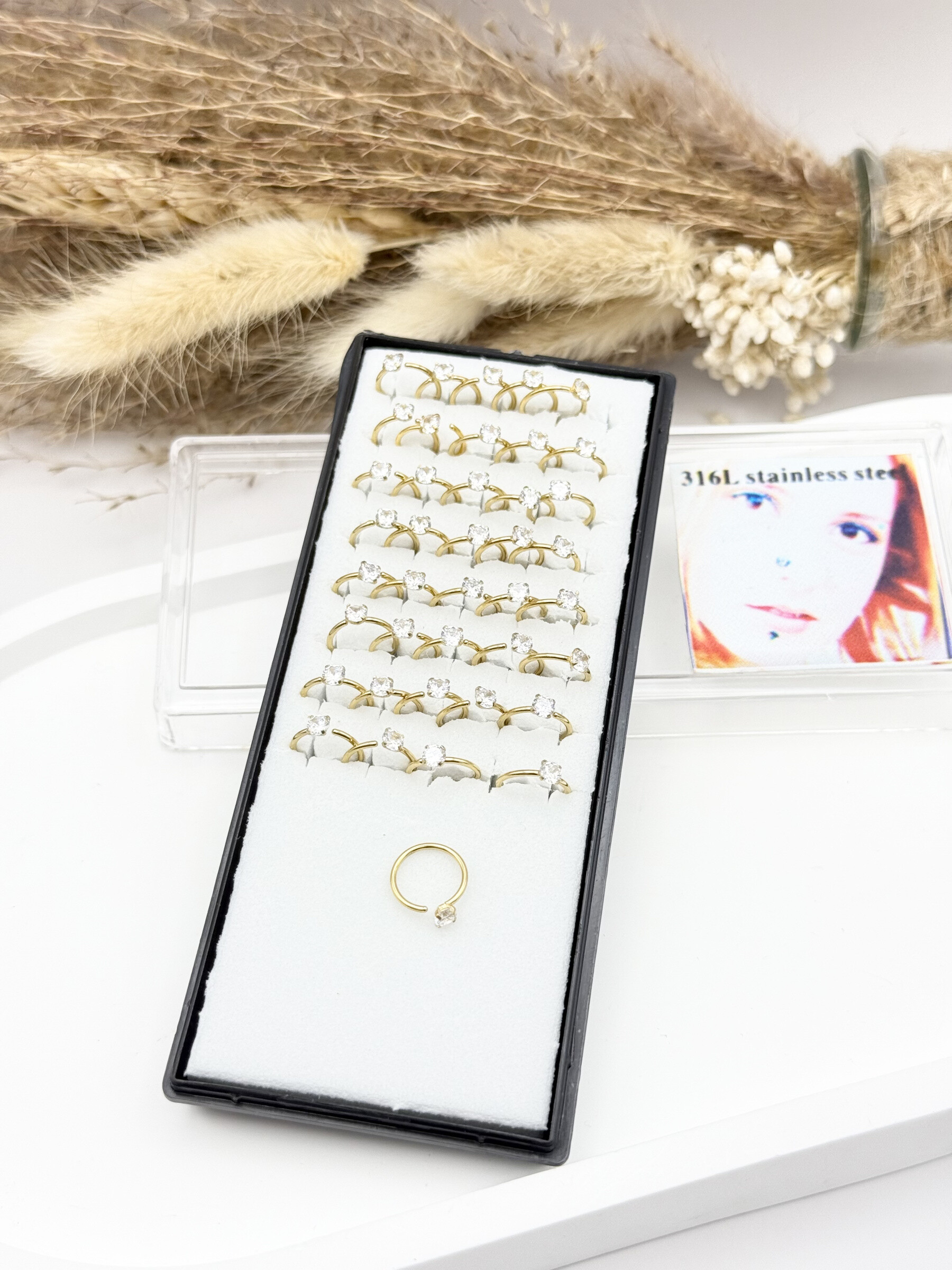 Grossiste Ceramik - Boîte de 40 Piercings de Nez Acier Inoxydable, anneau 9mm strass