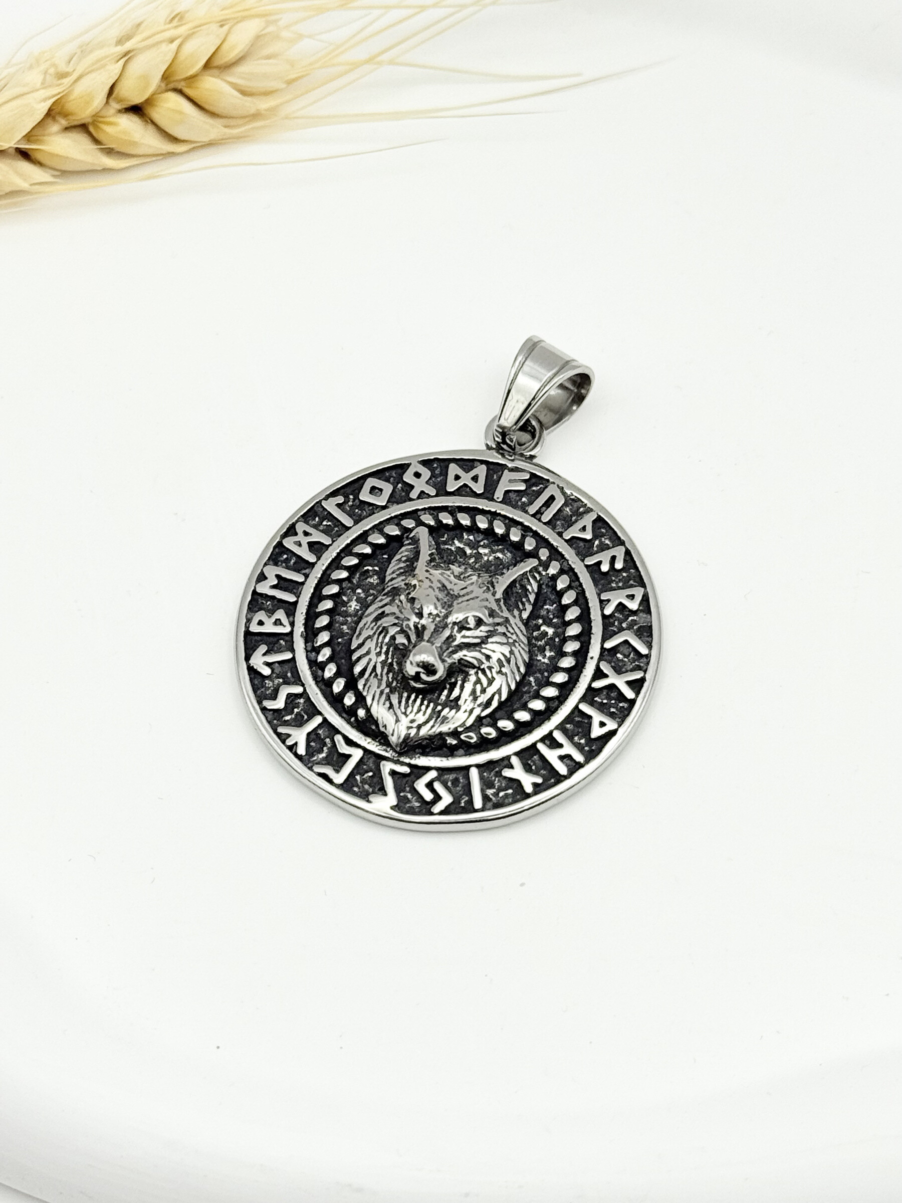 Wholesaler Ceramik - Viking wolf pendant in stainless steel - 4 cm - Circle of Nordic runes