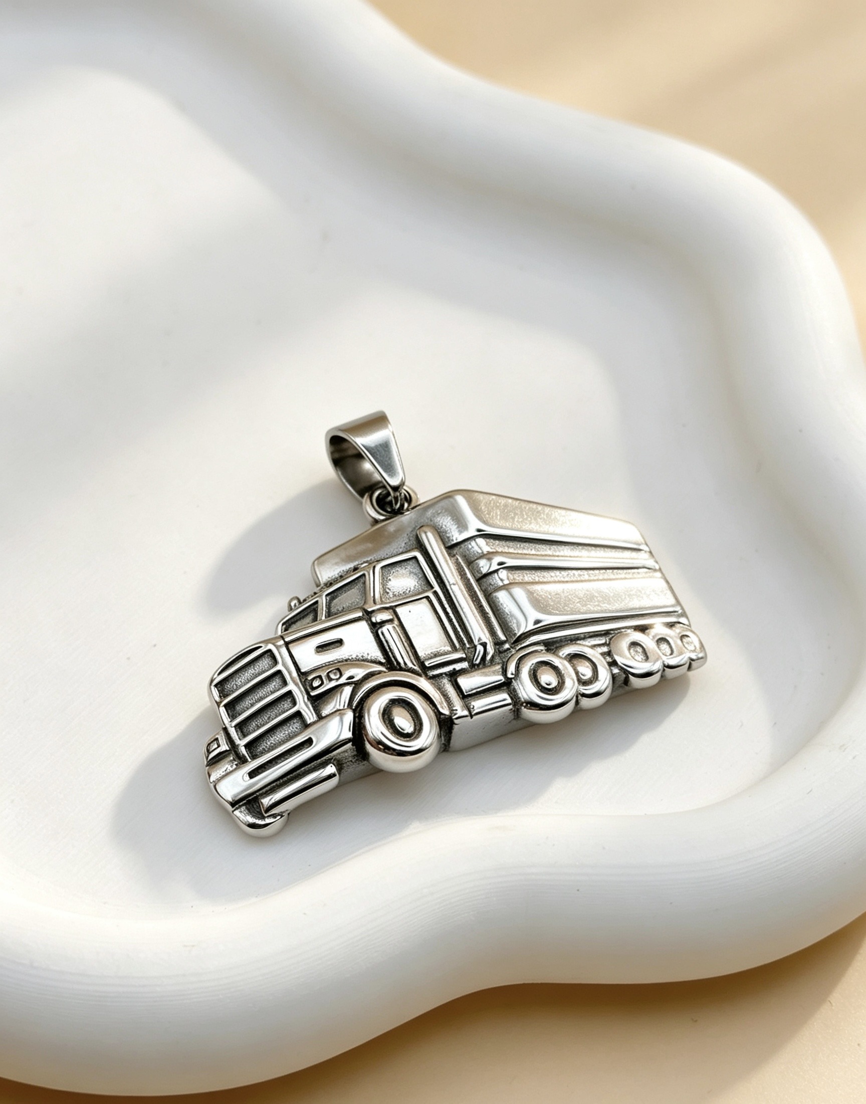 Grossiste Ceramik - Pendentif Homme Acier Inoxydable Motif Camion Semi-Remorque (Taille Unique)