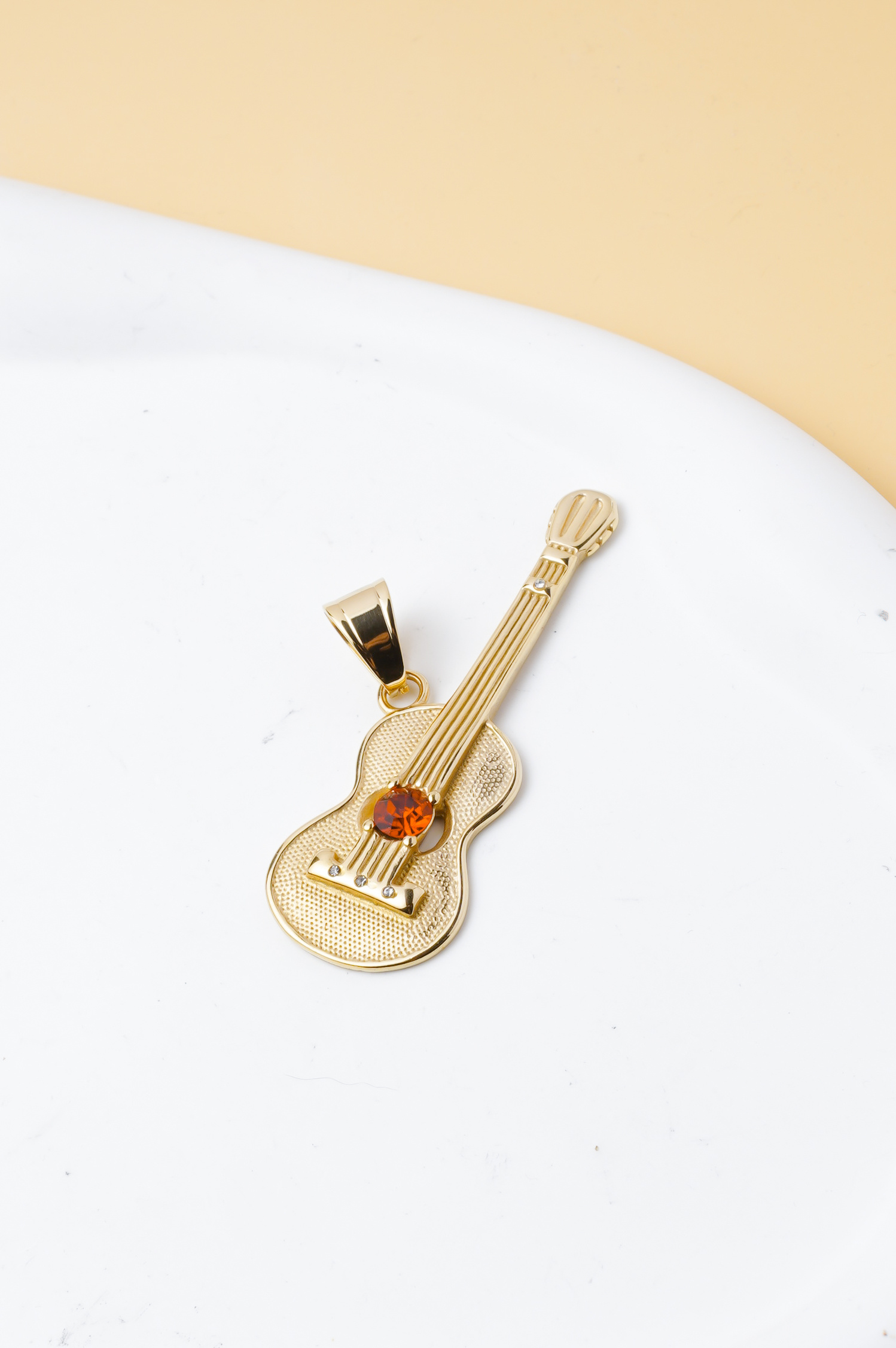 Großhändler Ceramik - Edelstahl-Gitarrenanhänger Ohne Kette – Rote Strasssteine – Goldfarbe