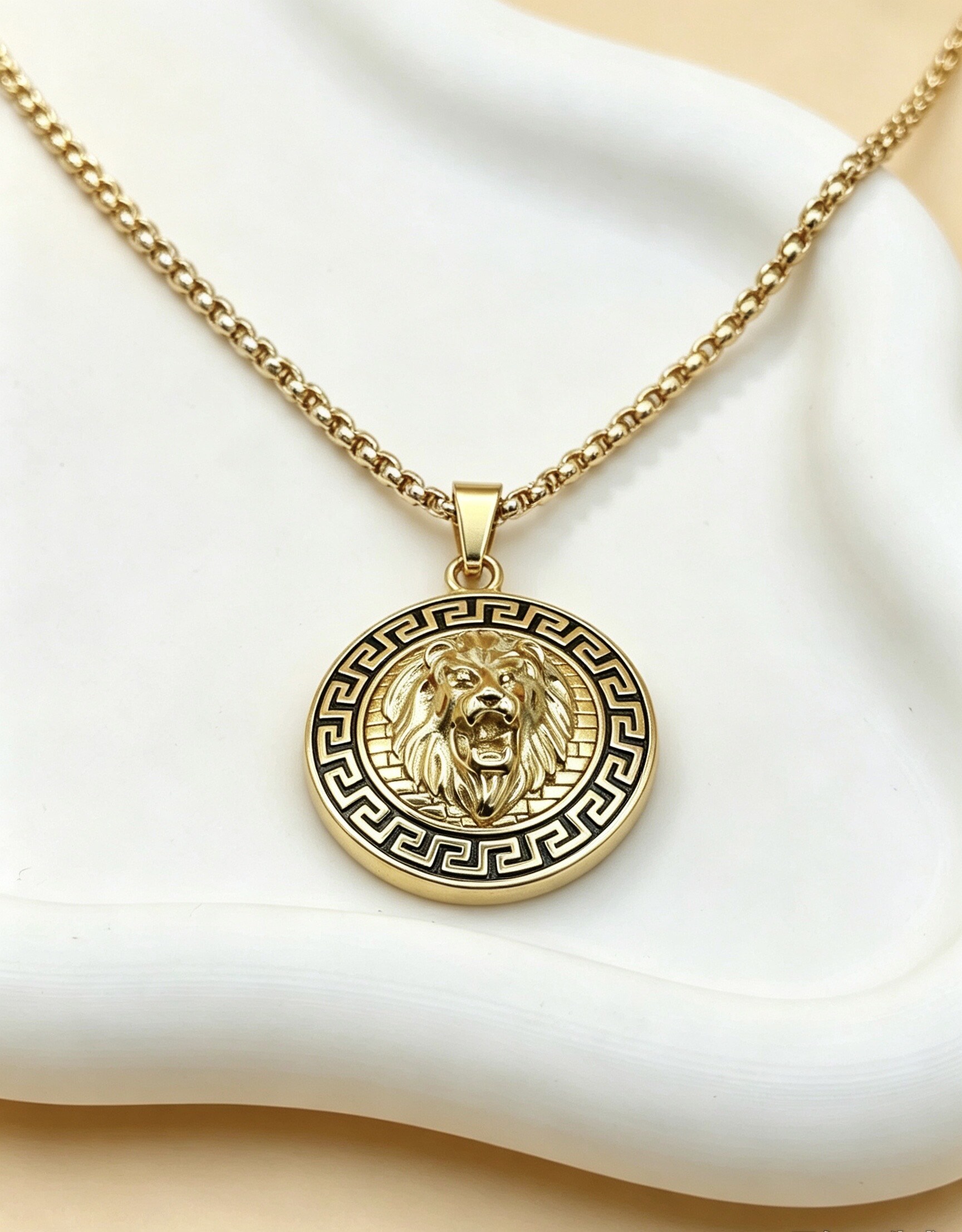 Grossiste Ceramik - Pendentif Homme Acier Inoxydable Médaillon Lion & Motifs Grecs (Taille Unique) – Doré & Noir