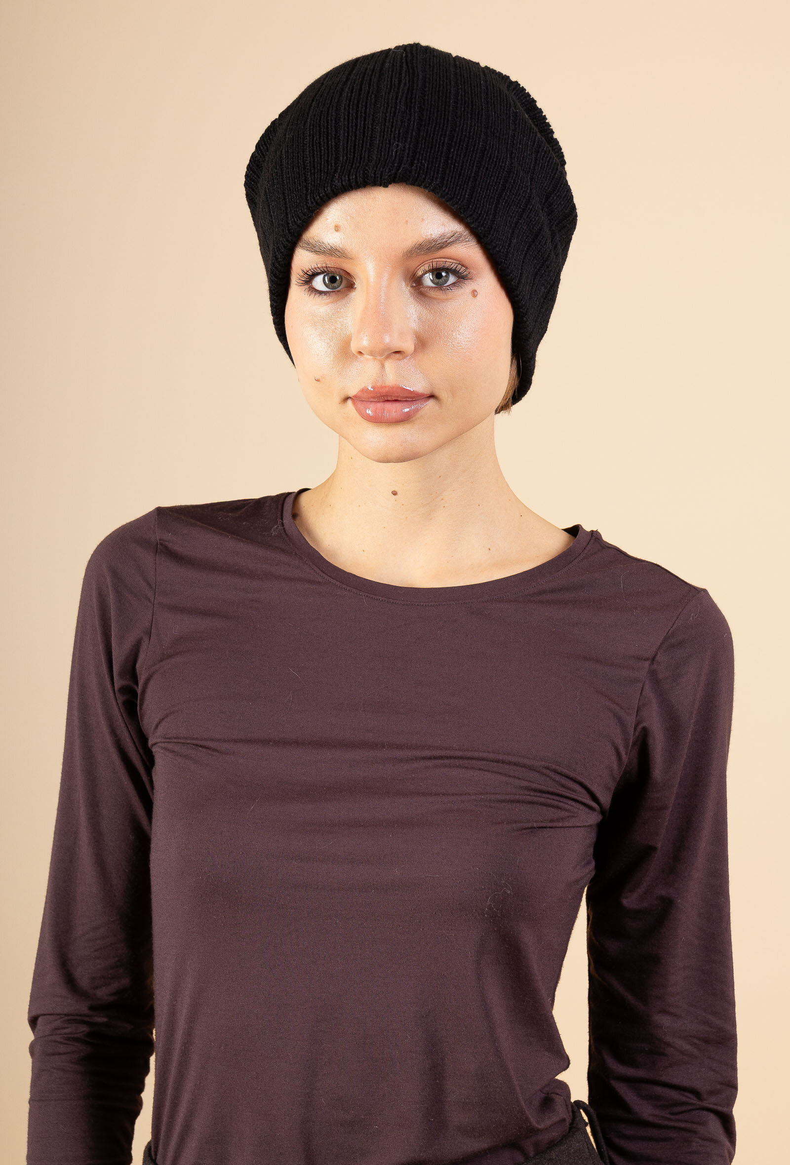 Men's black double-layer acrylic beanie, perfect for winter, with an elegant cuff. Fall/Winter 2025/2026 Collection.